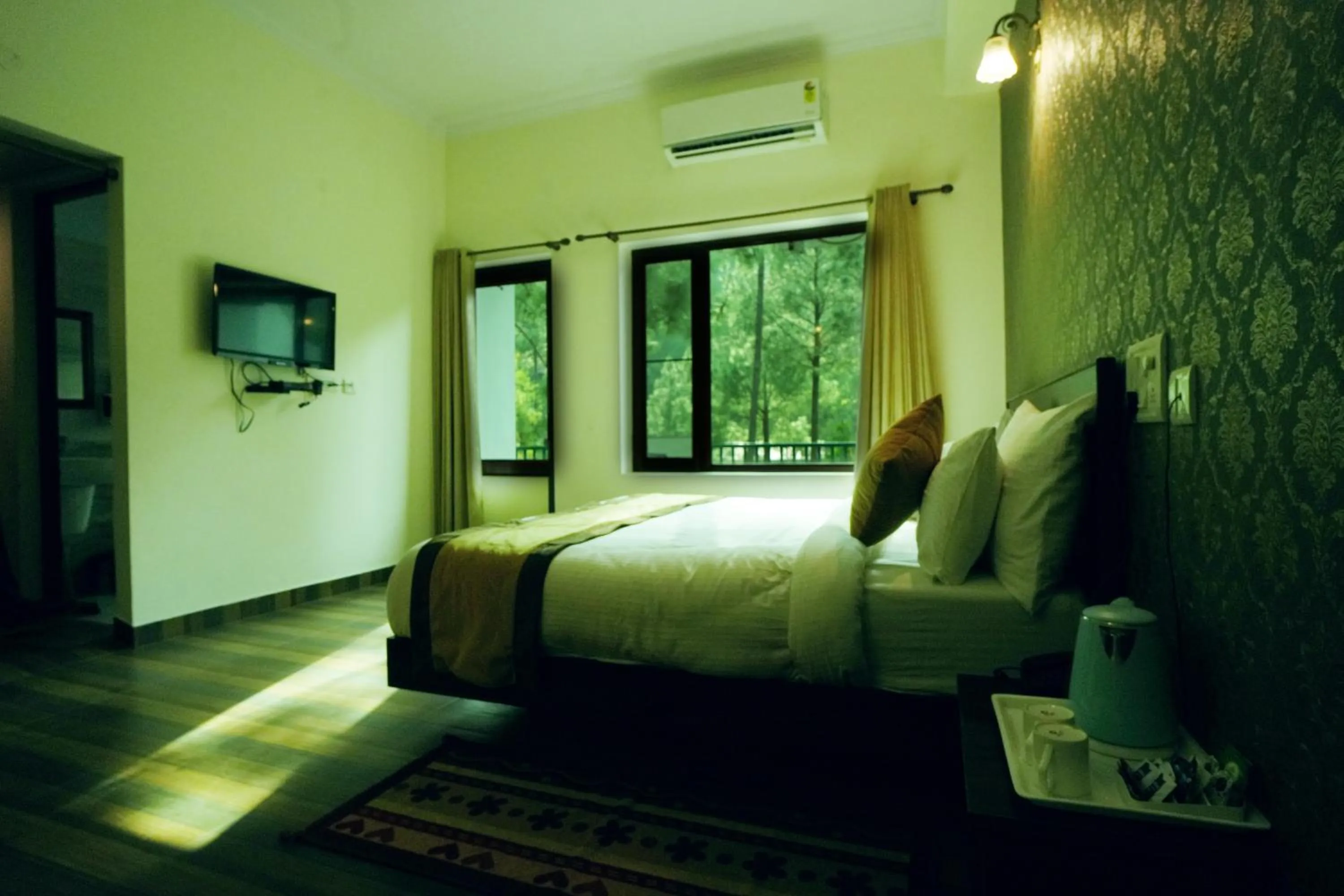 Photo of the whole room, Bed in Pineland Resorts & Chalets Kasauli