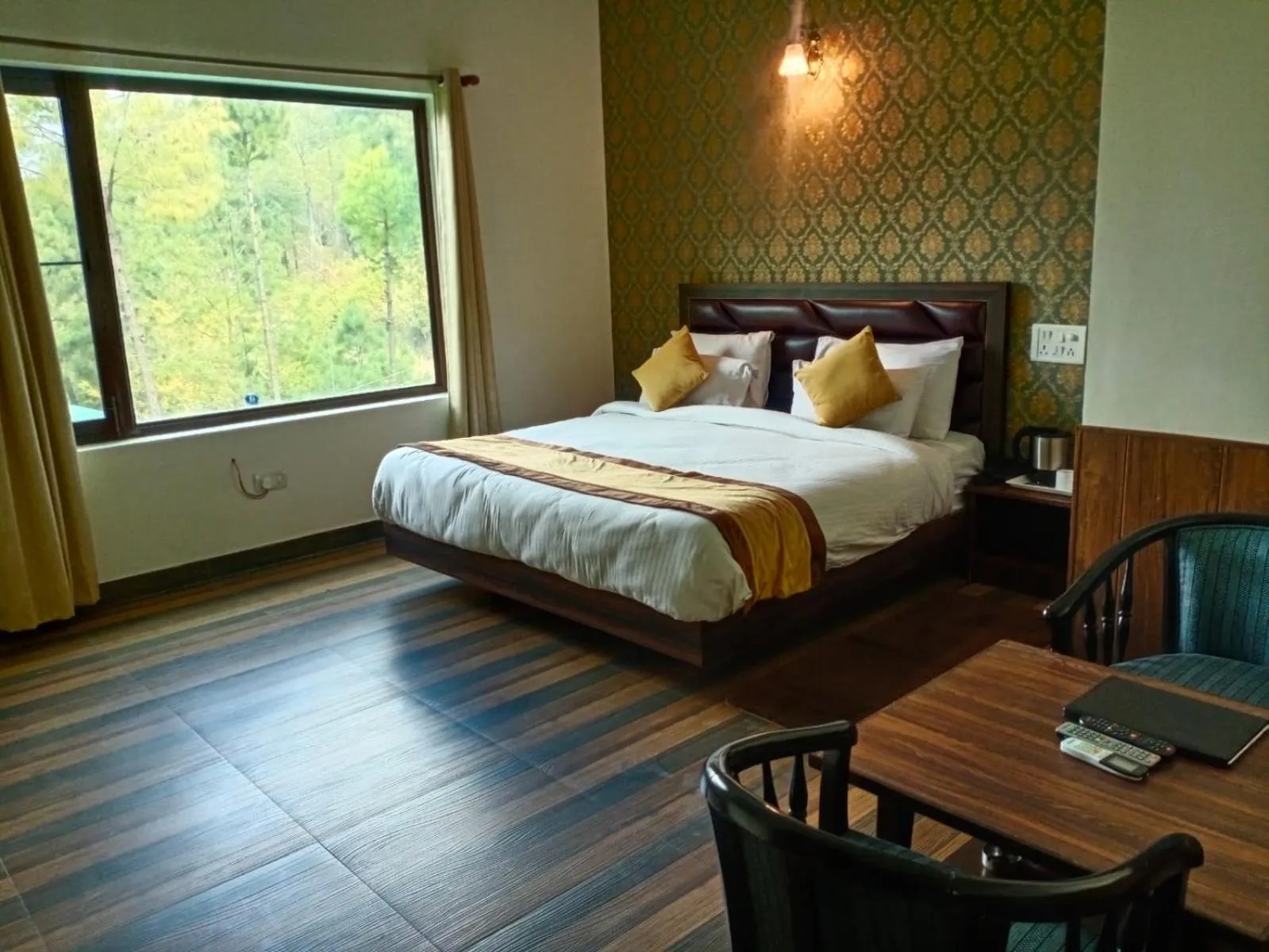 Bed in Pineland Resorts & Chalets Kasauli
