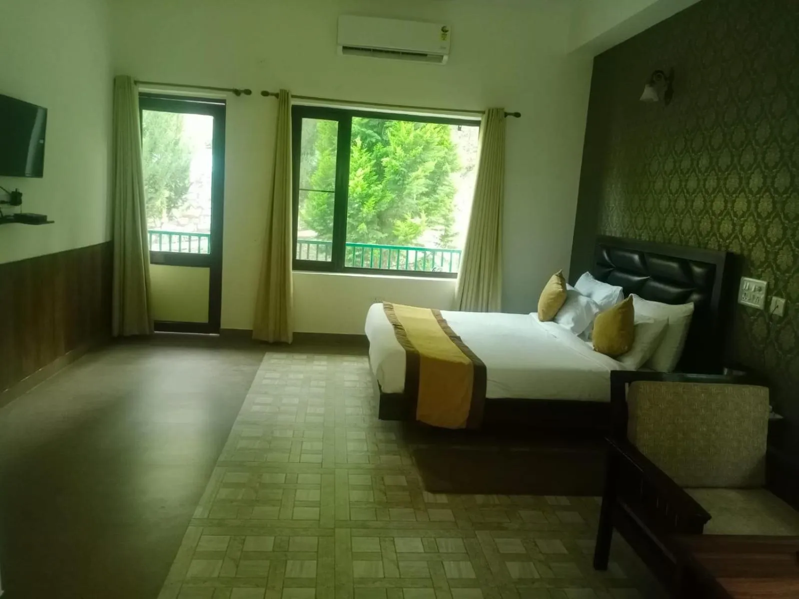 Bed in Pineland Resorts & Chalets Kasauli
