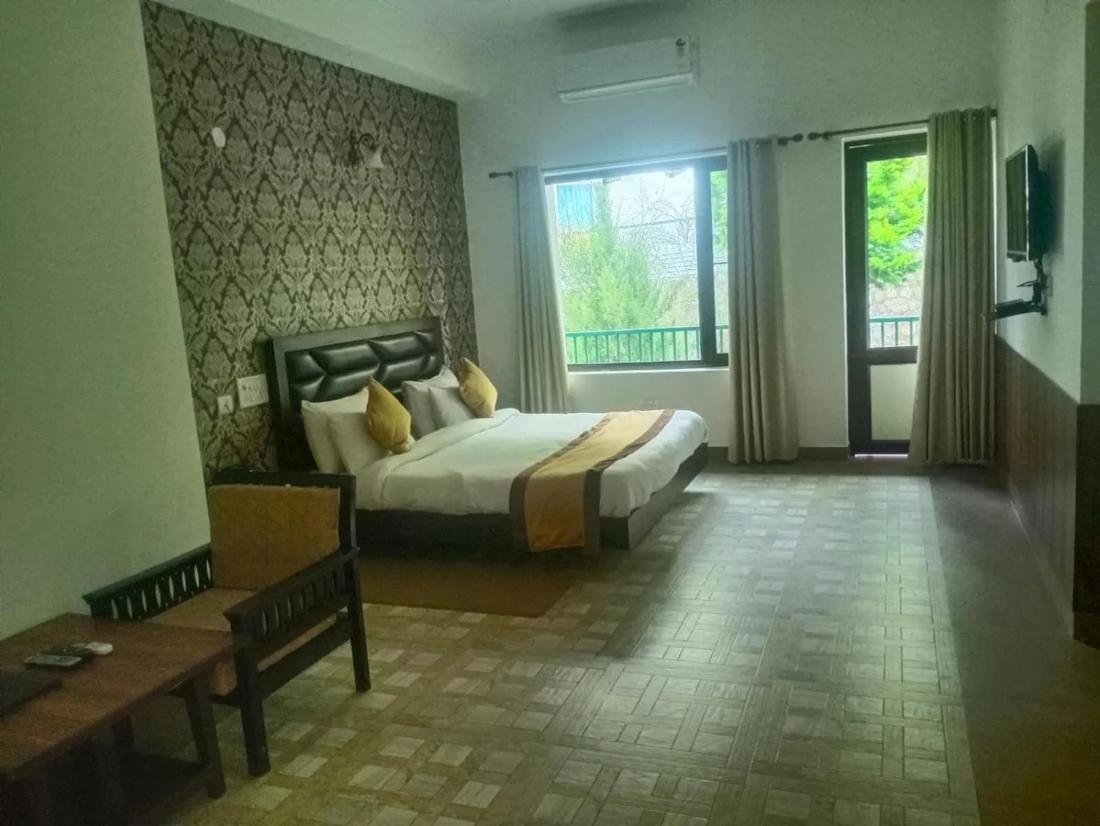 Bed in Pineland Resorts & Chalets Kasauli