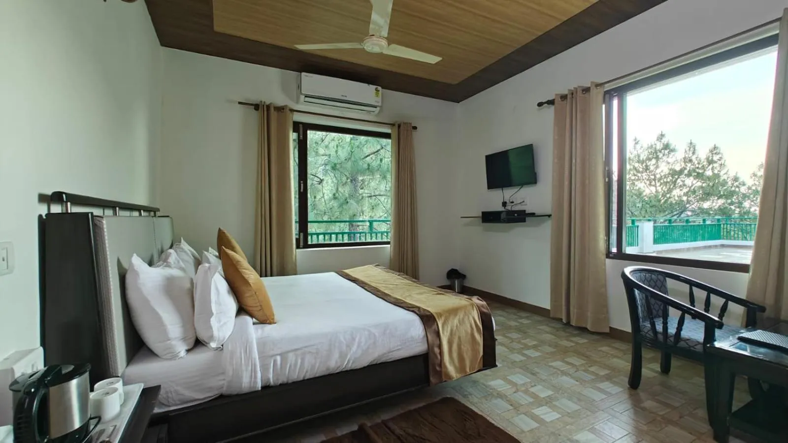 Bed in Pineland Resorts & Chalets Kasauli