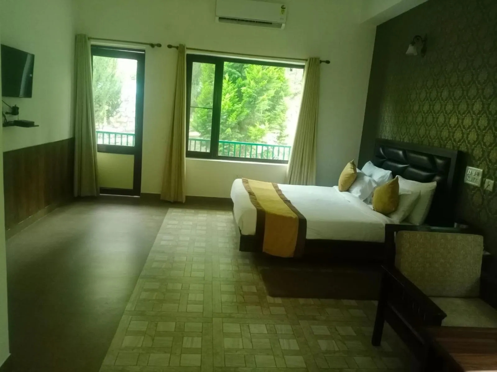 Bed in Pineland Resorts & Chalets Kasauli