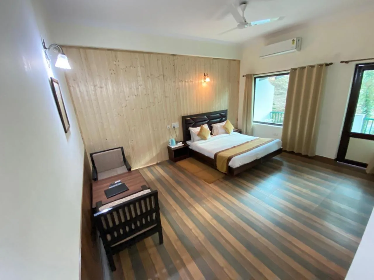 Photo of the whole room, Bed in Pineland Resorts & Chalets Kasauli
