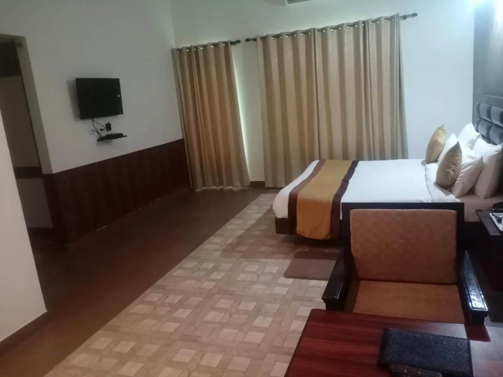Bed in Pineland Resorts & Chalets Kasauli