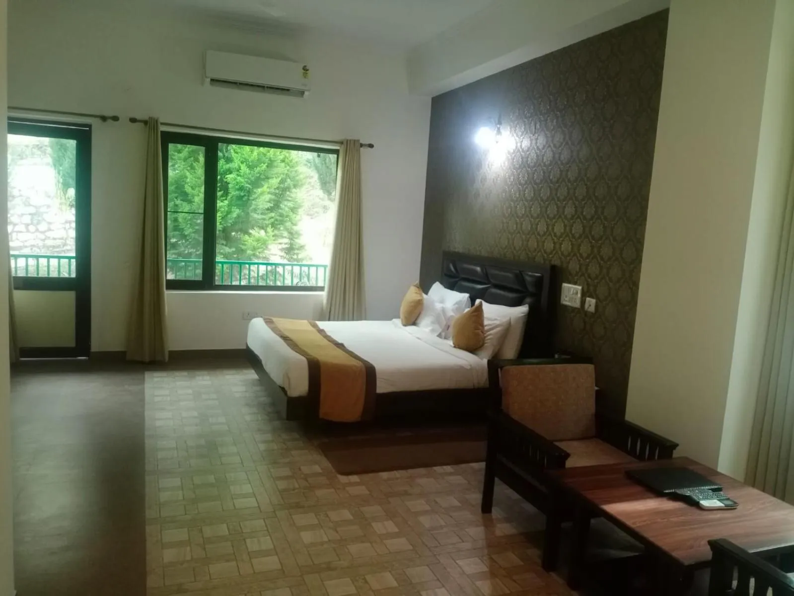 Bed in Pineland Resorts & Chalets Kasauli