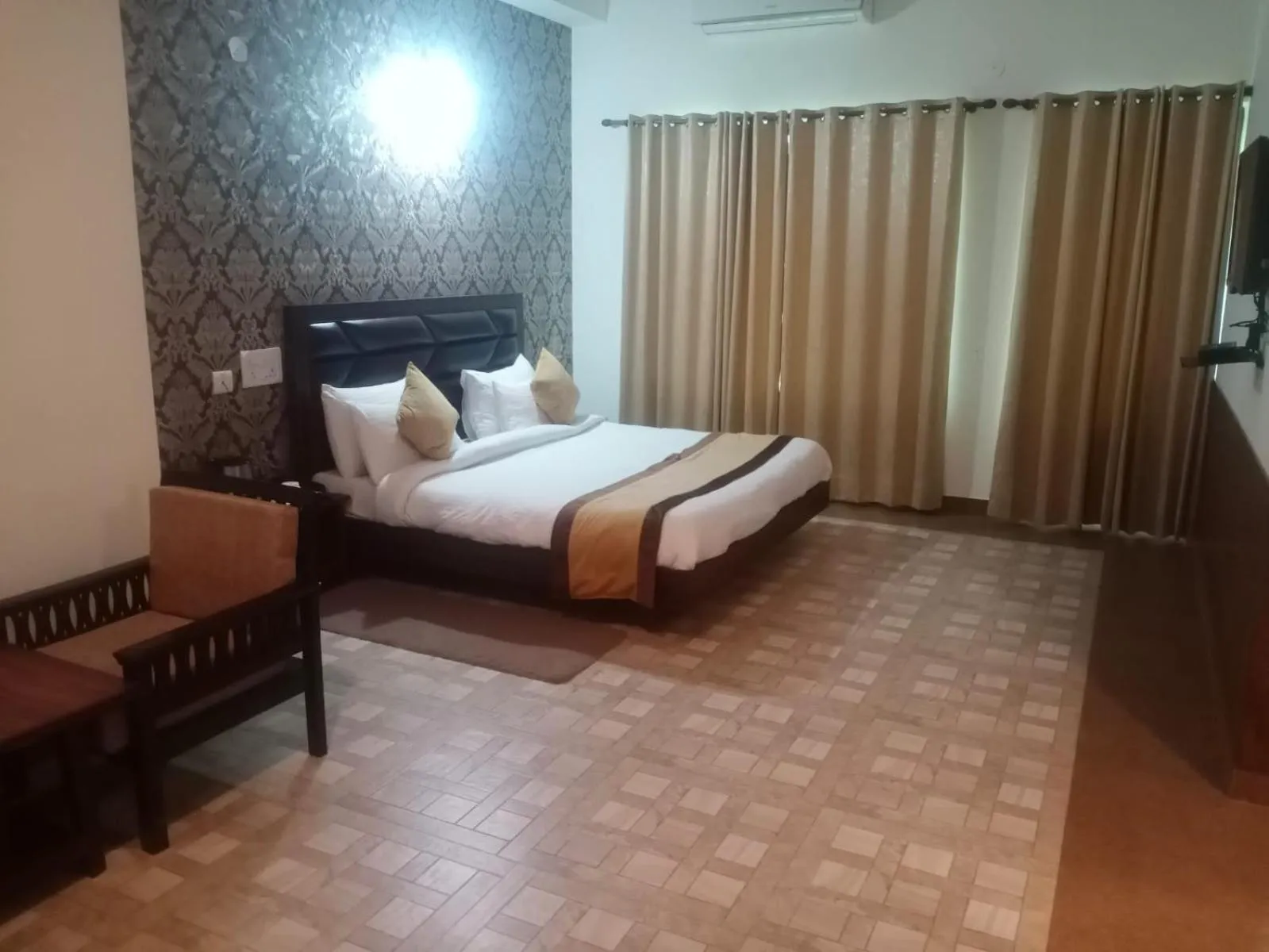 Bed in Pineland Resorts & Chalets Kasauli