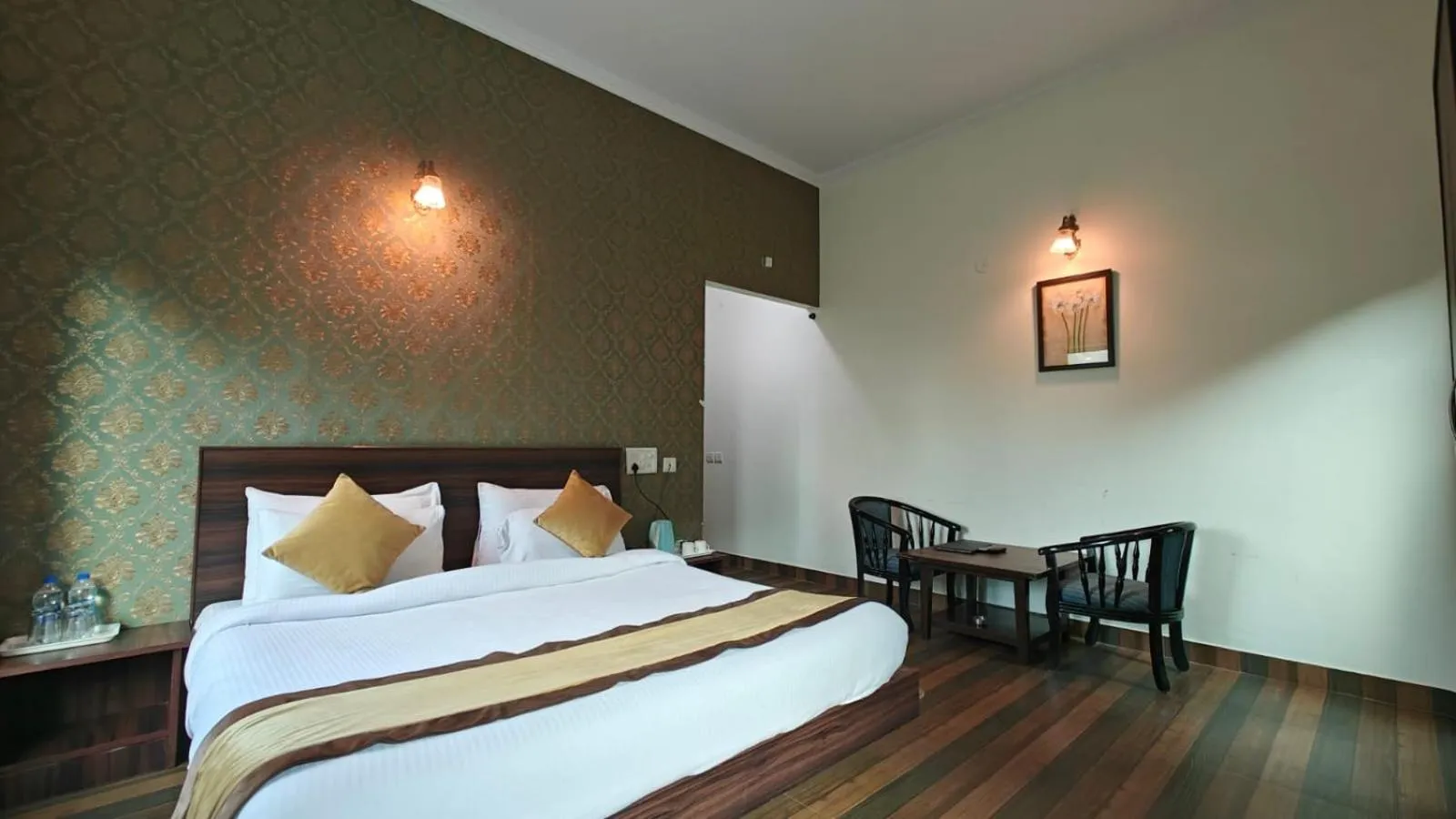 Bed in Pineland Resorts & Chalets Kasauli