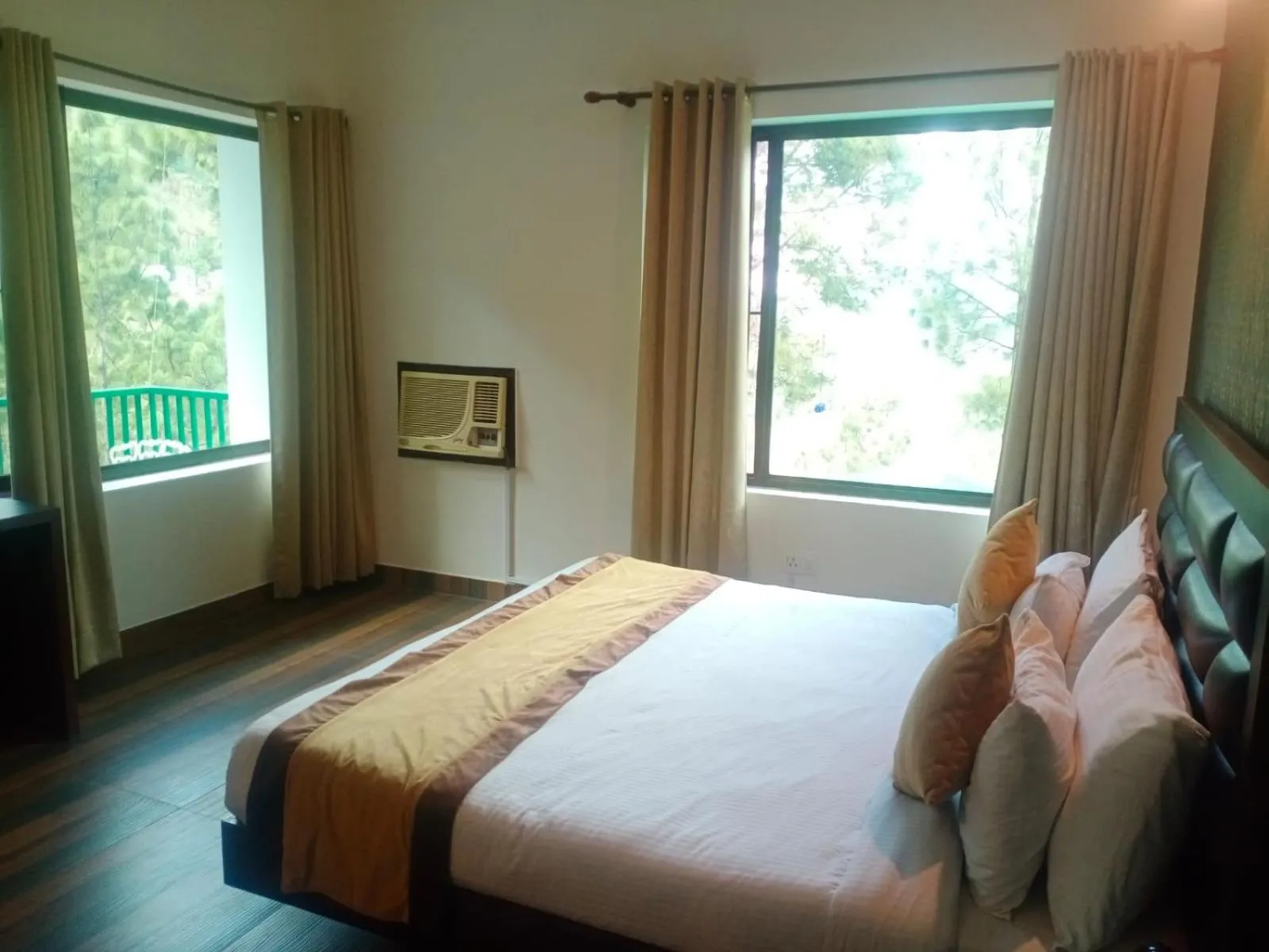 Bed in Pineland Resorts & Chalets Kasauli