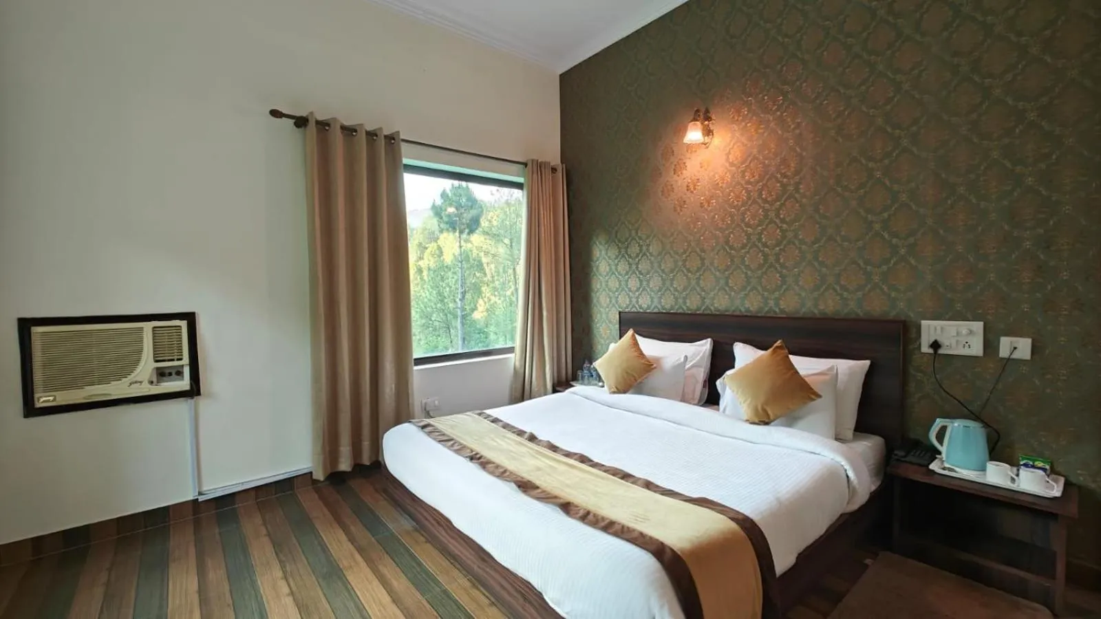 Bed in Pineland Resorts & Chalets Kasauli