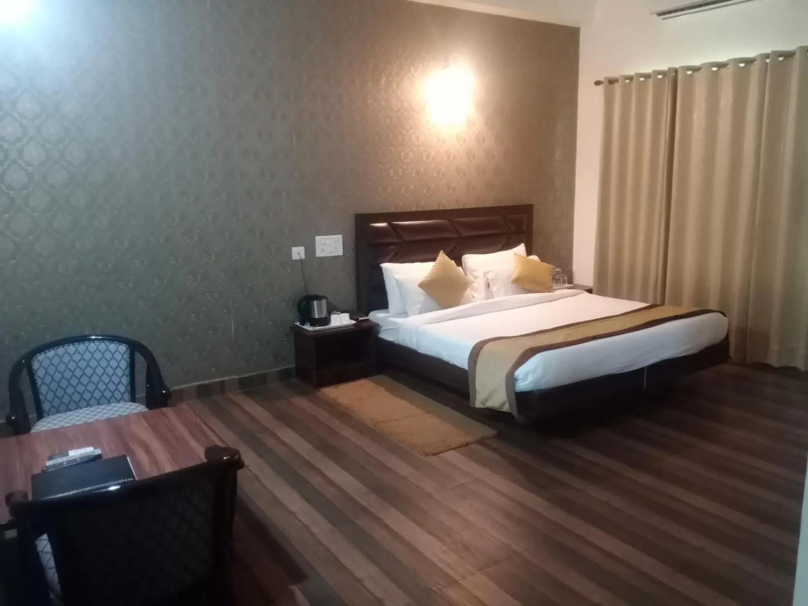 Bed in Pineland Resorts & Chalets Kasauli