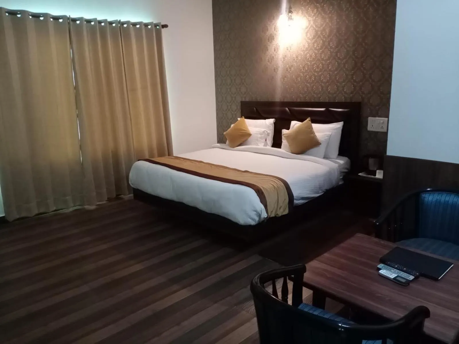 Bed in Pineland Resorts & Chalets Kasauli