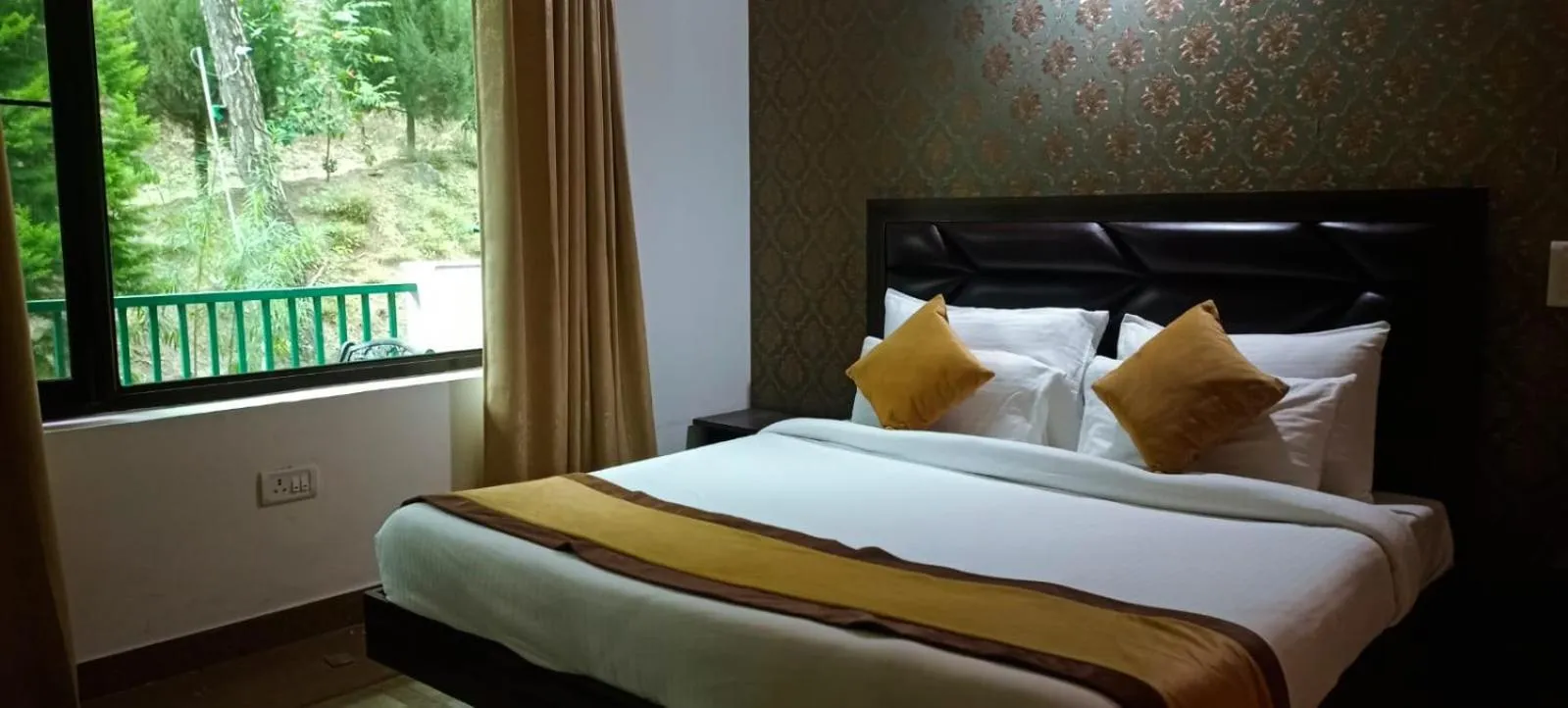 Bed in Pineland Resorts & Chalets Kasauli