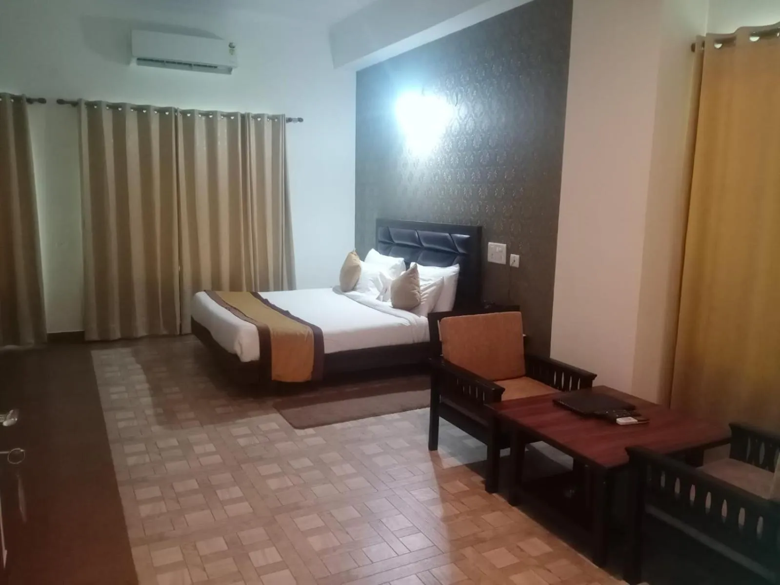 Bed in Pineland Resorts & Chalets Kasauli