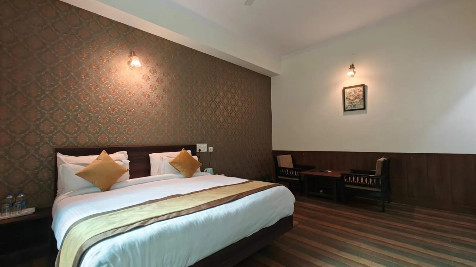 Bed in Pineland Resorts & Chalets Kasauli