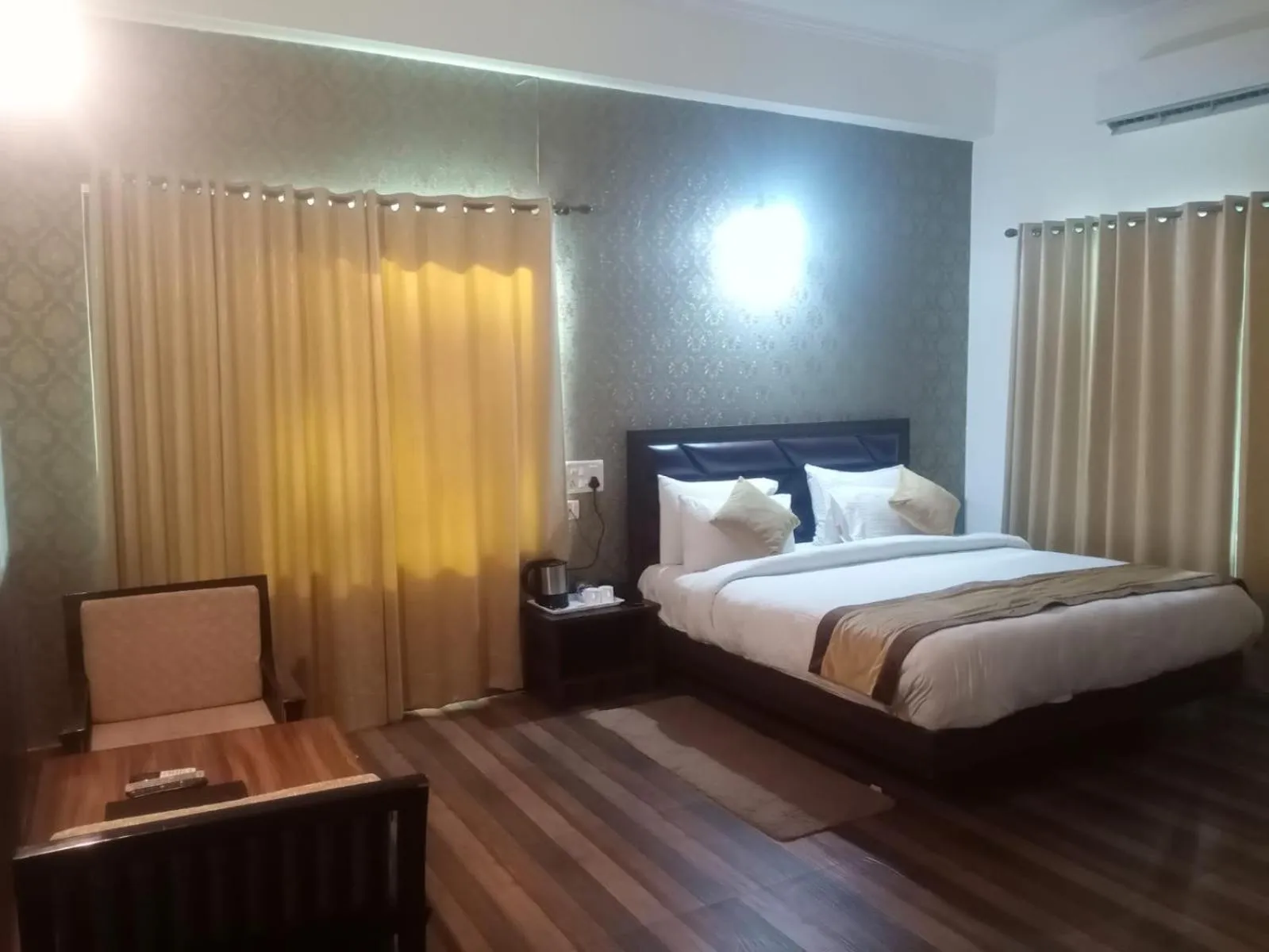 Bed in Pineland Resorts & Chalets Kasauli