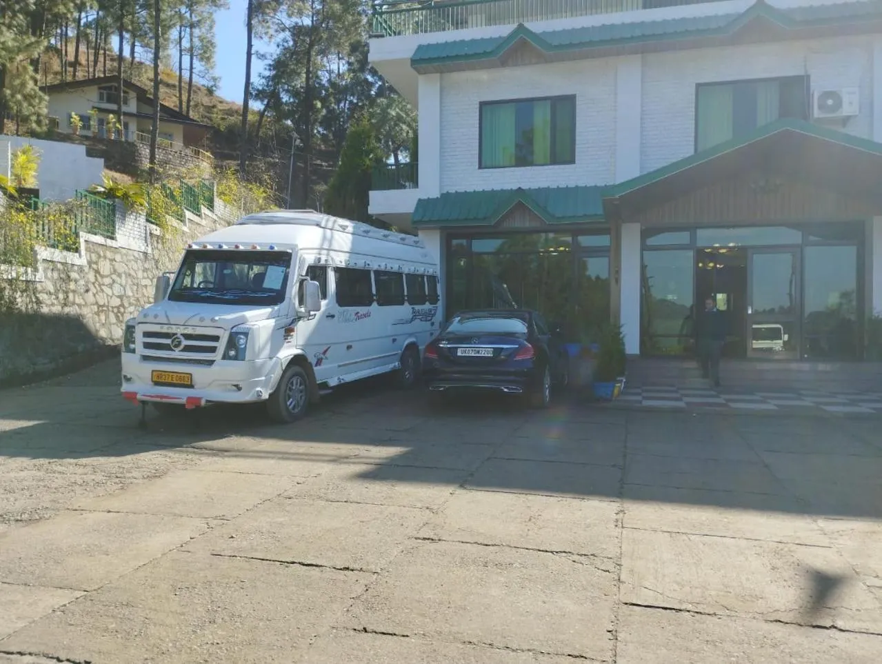 Parking in Pineland Resorts & Chalets Kasauli