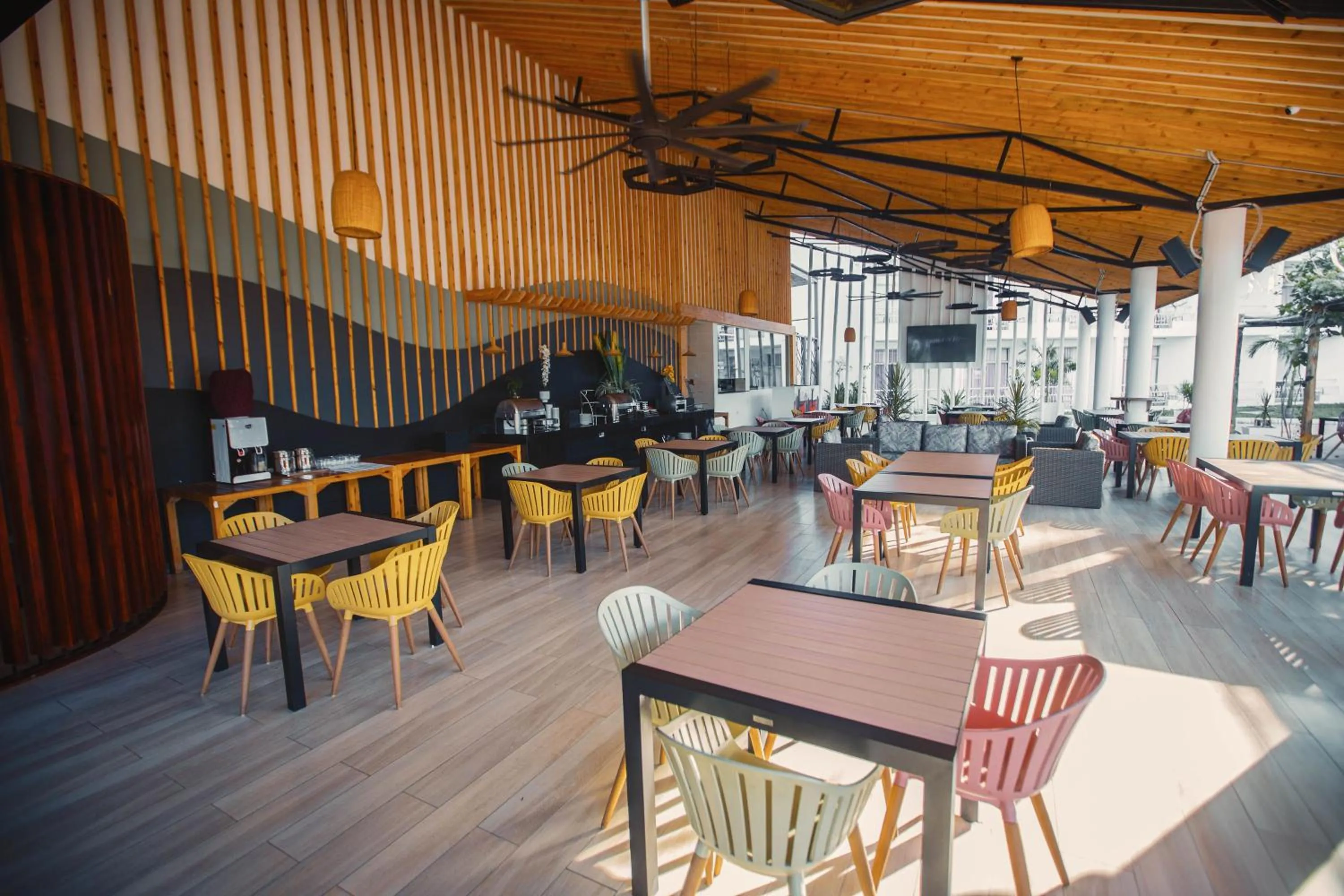 Restaurant/places to eat in Giraffe Beach Hotel