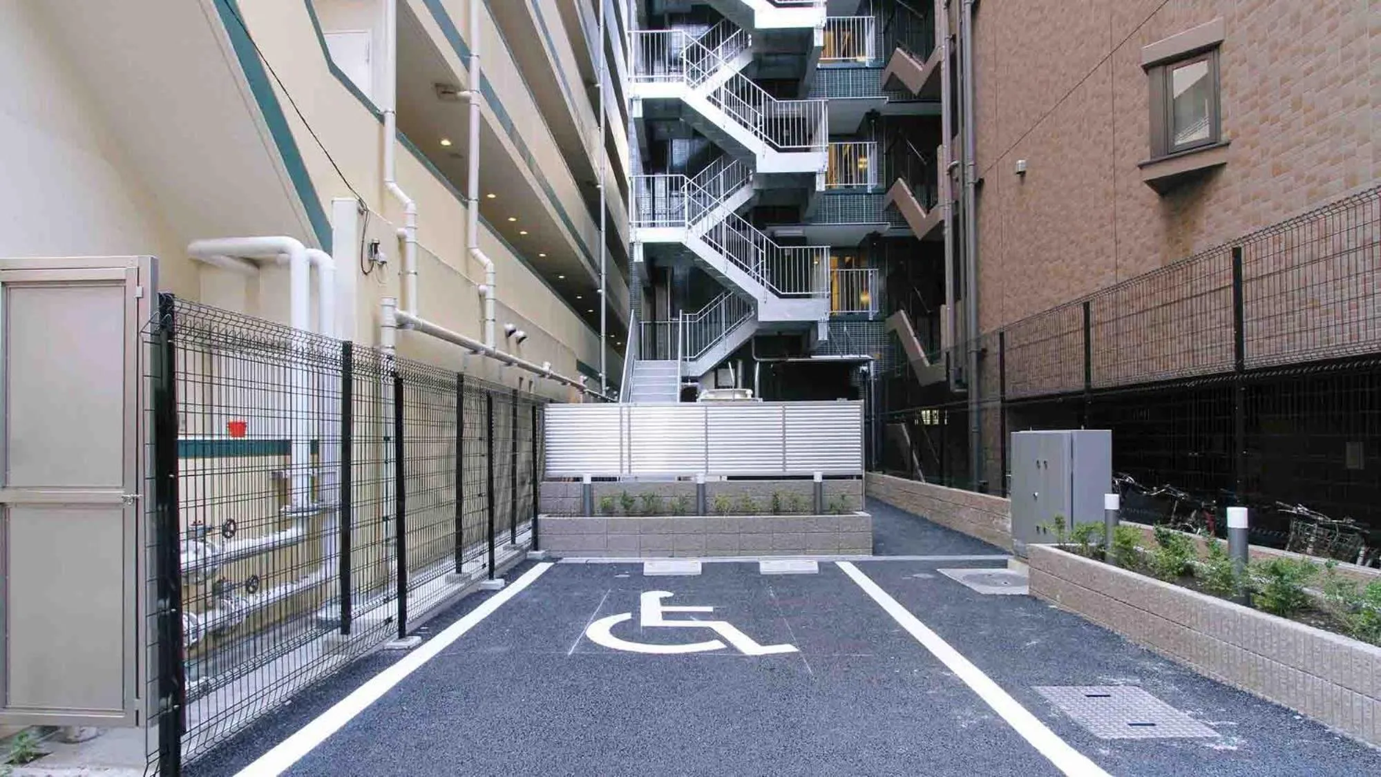 Parking in Toyoko Inn Tokyo Nihombashi Zeimusho Mae