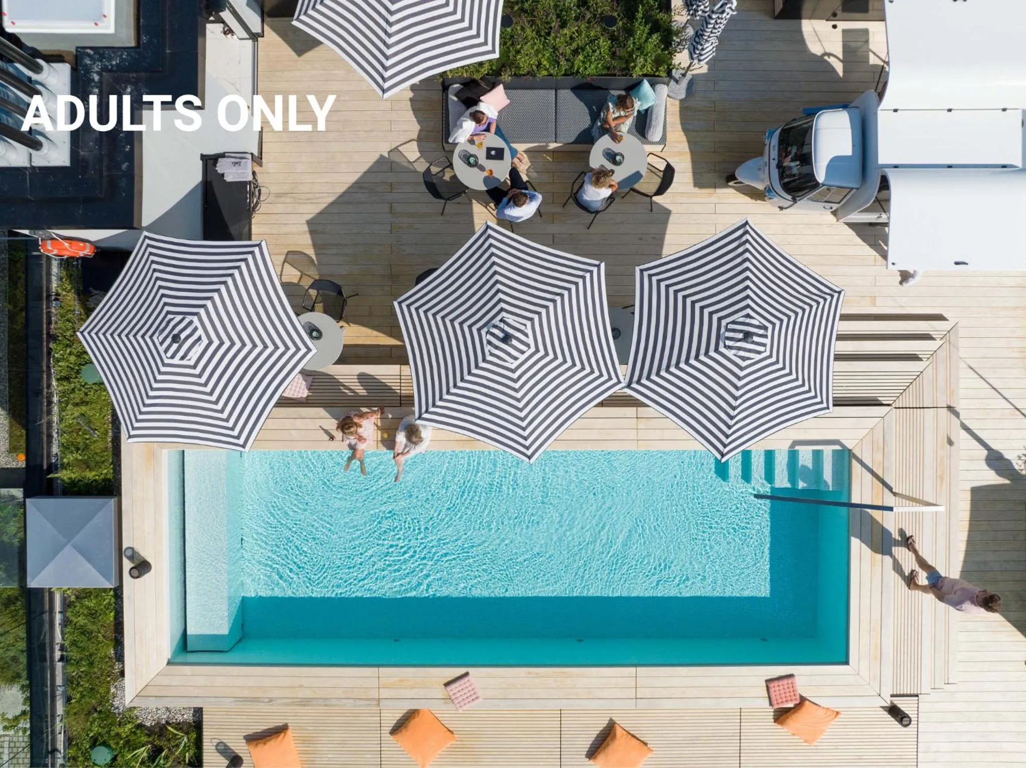 Swimming pool in GREFIS Hotel München-Gräfelfing