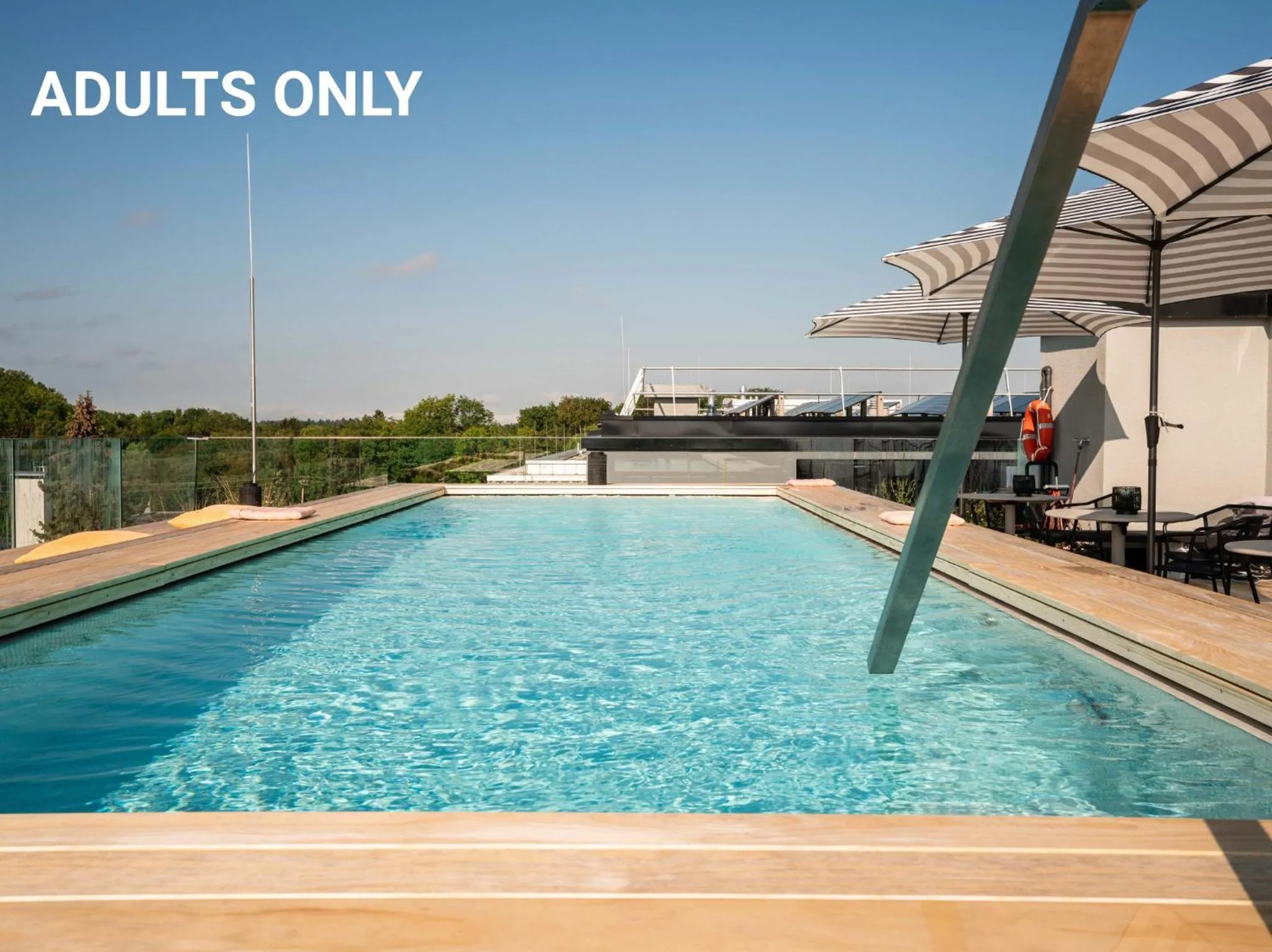 Swimming pool in GREFIS Hotel München-Gräfelfing