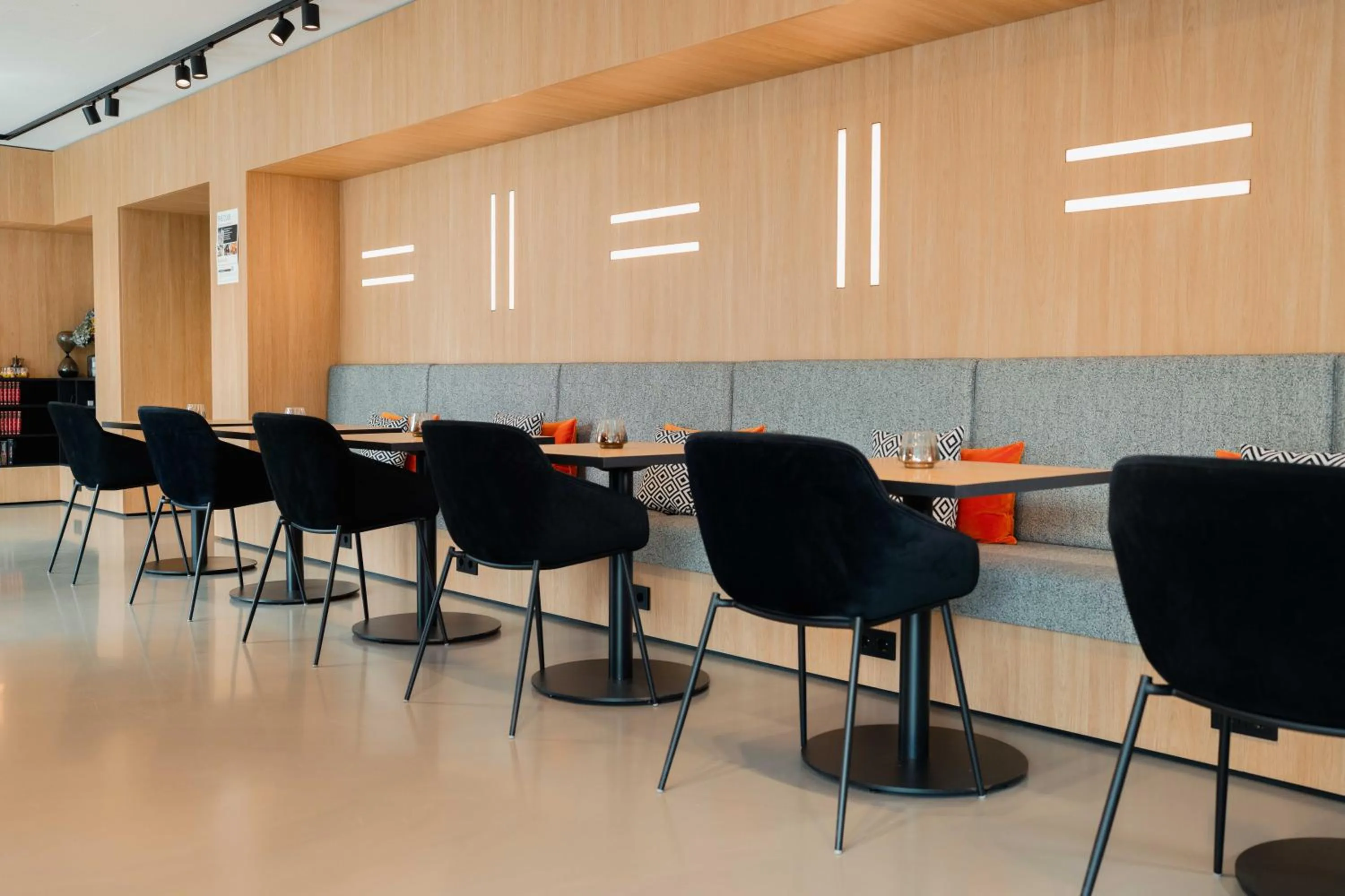 Lounge or bar in GREFIS Hotel München-Gräfelfing