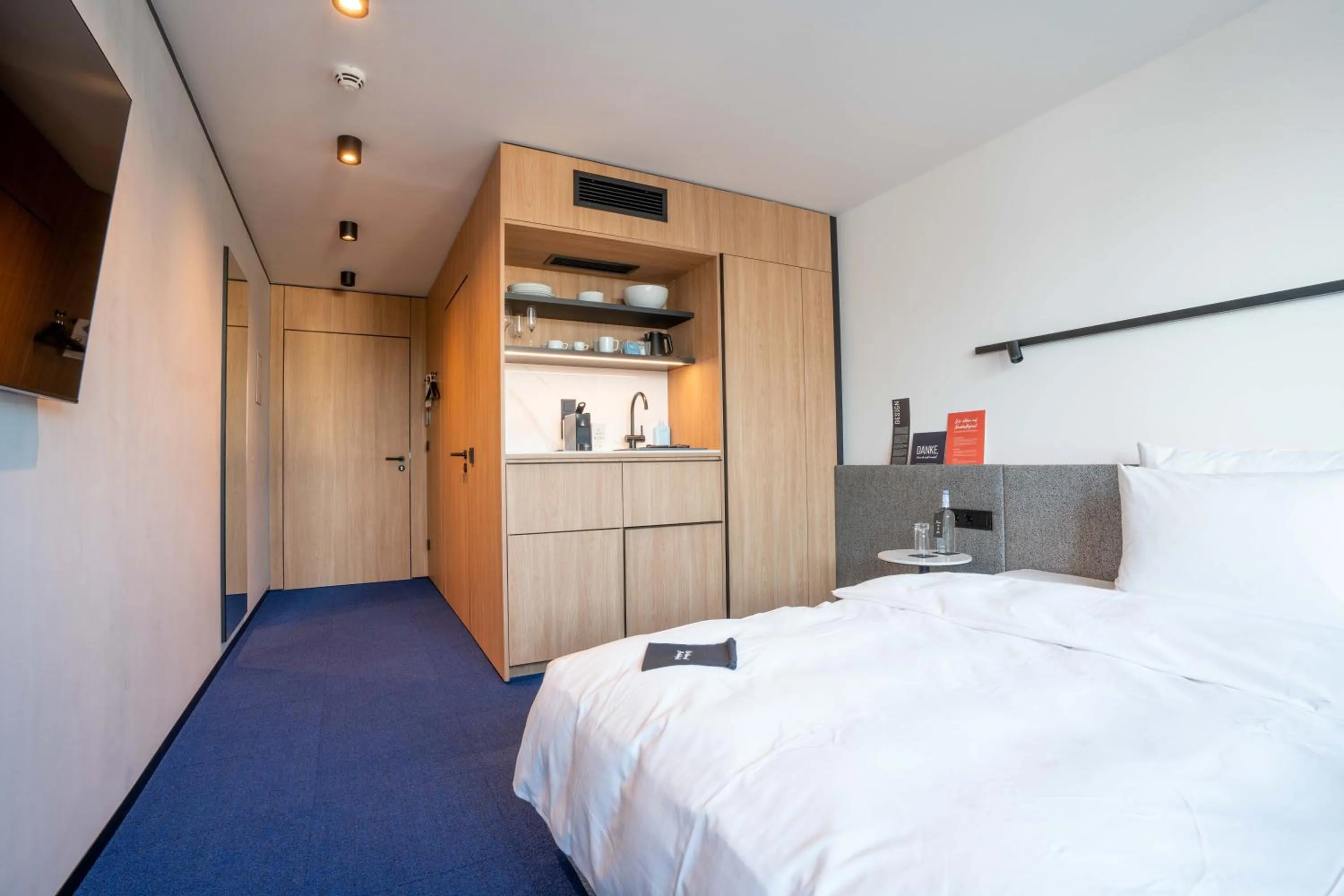 Photo of the whole room, Bed in GREFIS Hotel München-Gräfelfing