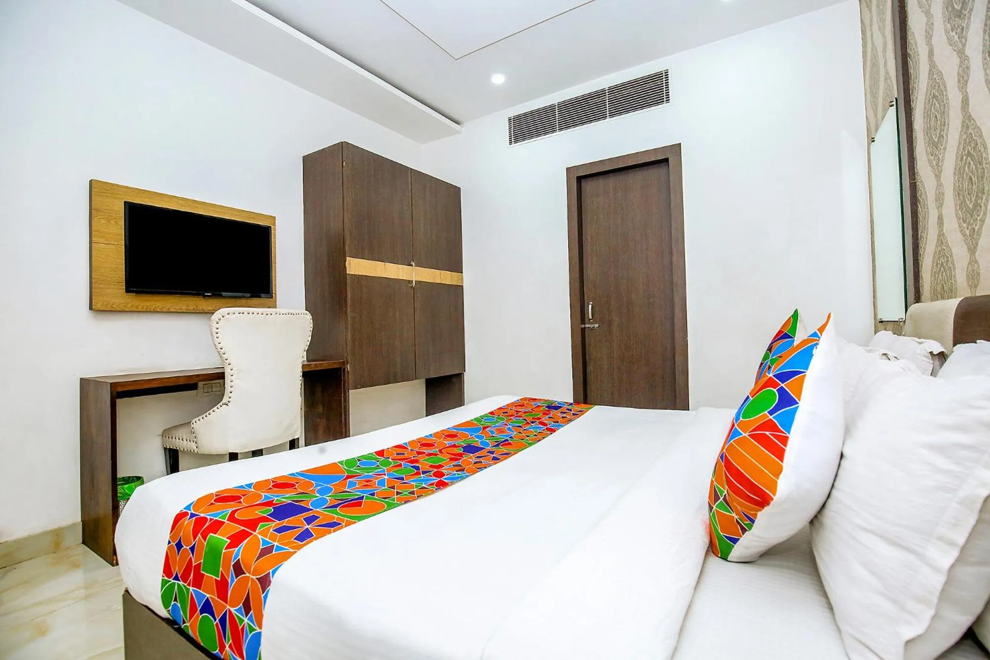 Communal lounge/ TV room in FabHotel Golden Temple Paradise - 50 meters from Golden Temple