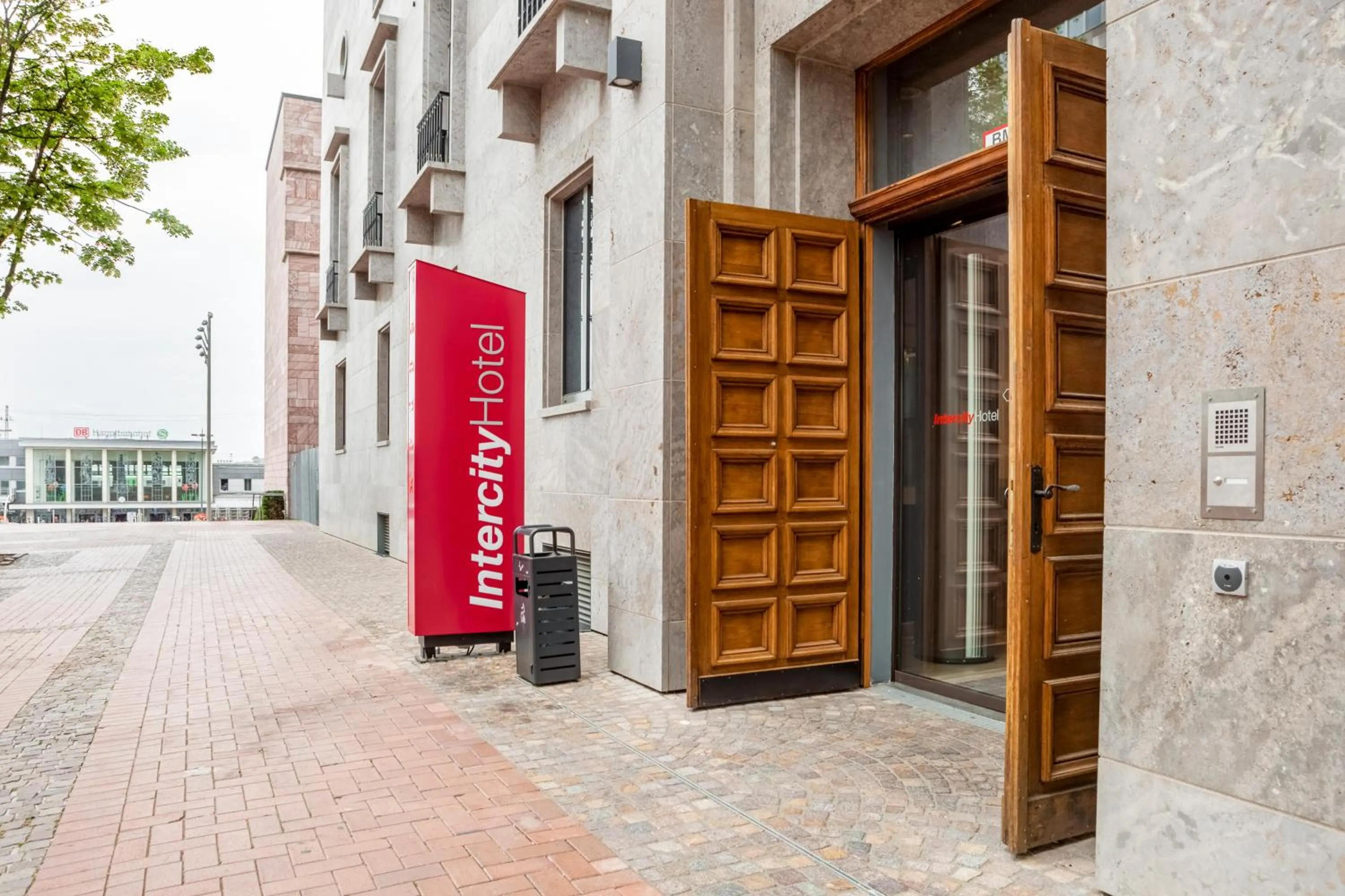 Facade/entrance in IntercityHotel Dortmund