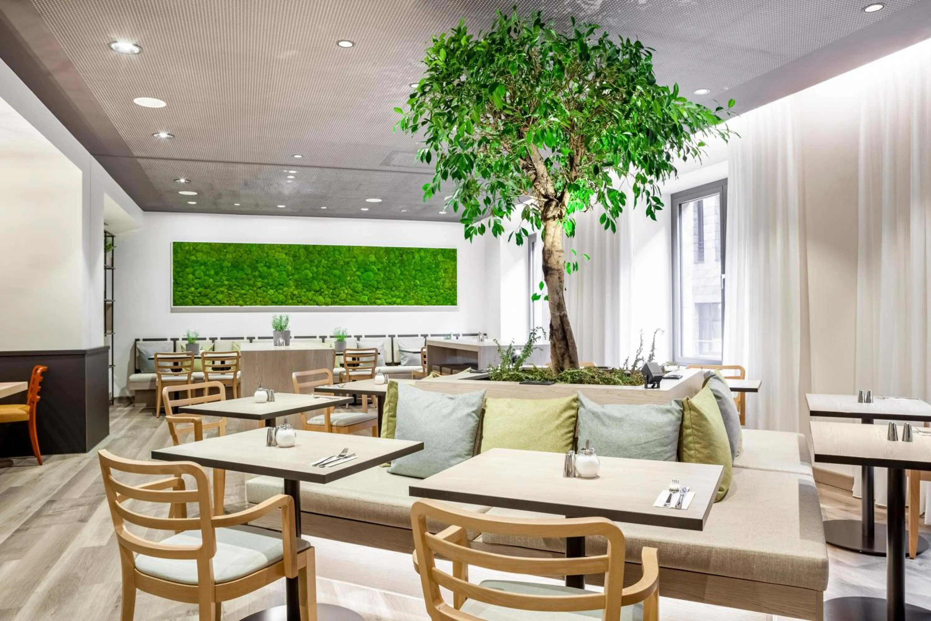 Restaurant/places to eat in IntercityHotel Dortmund