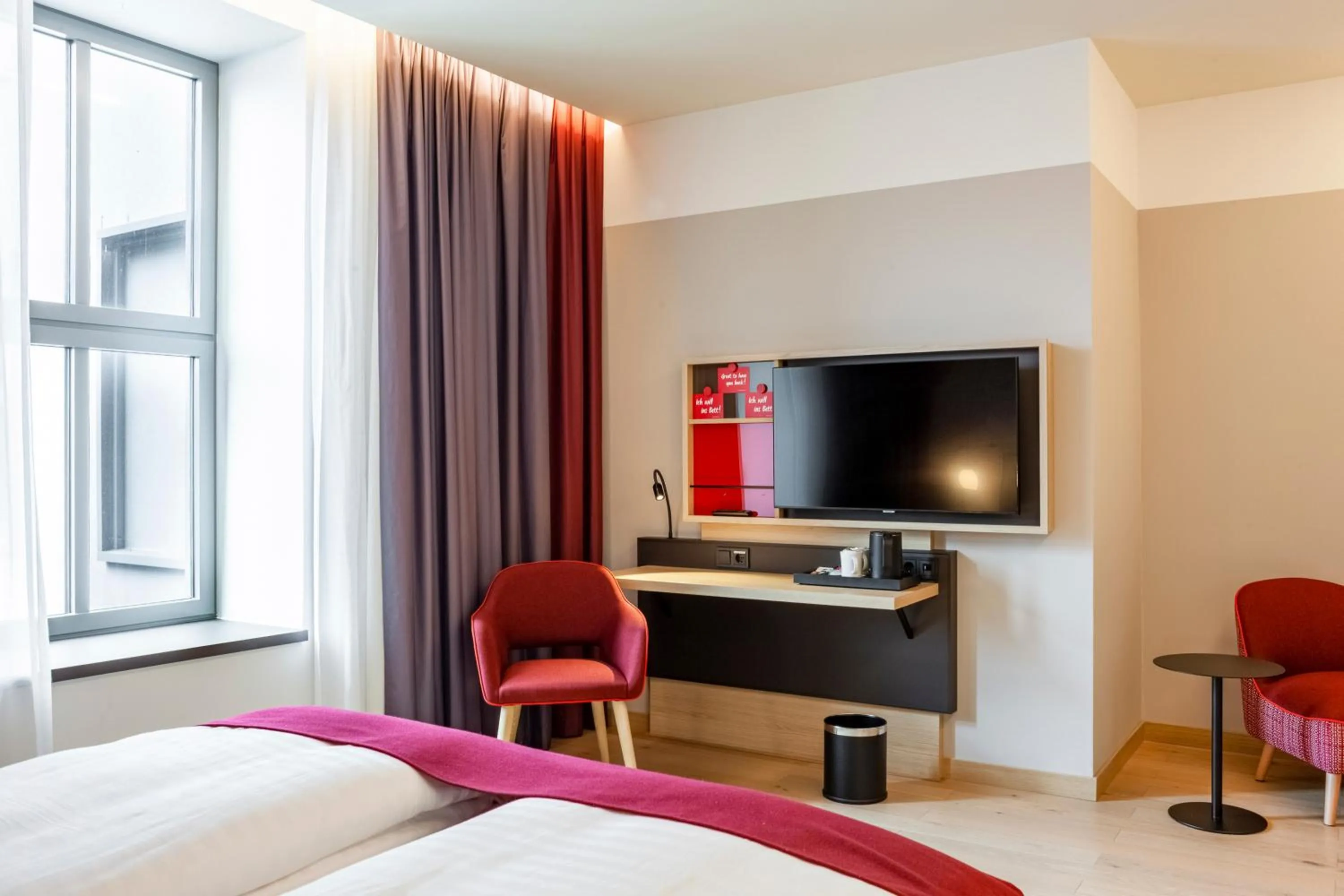 furniture, Bed in IntercityHotel Dortmund