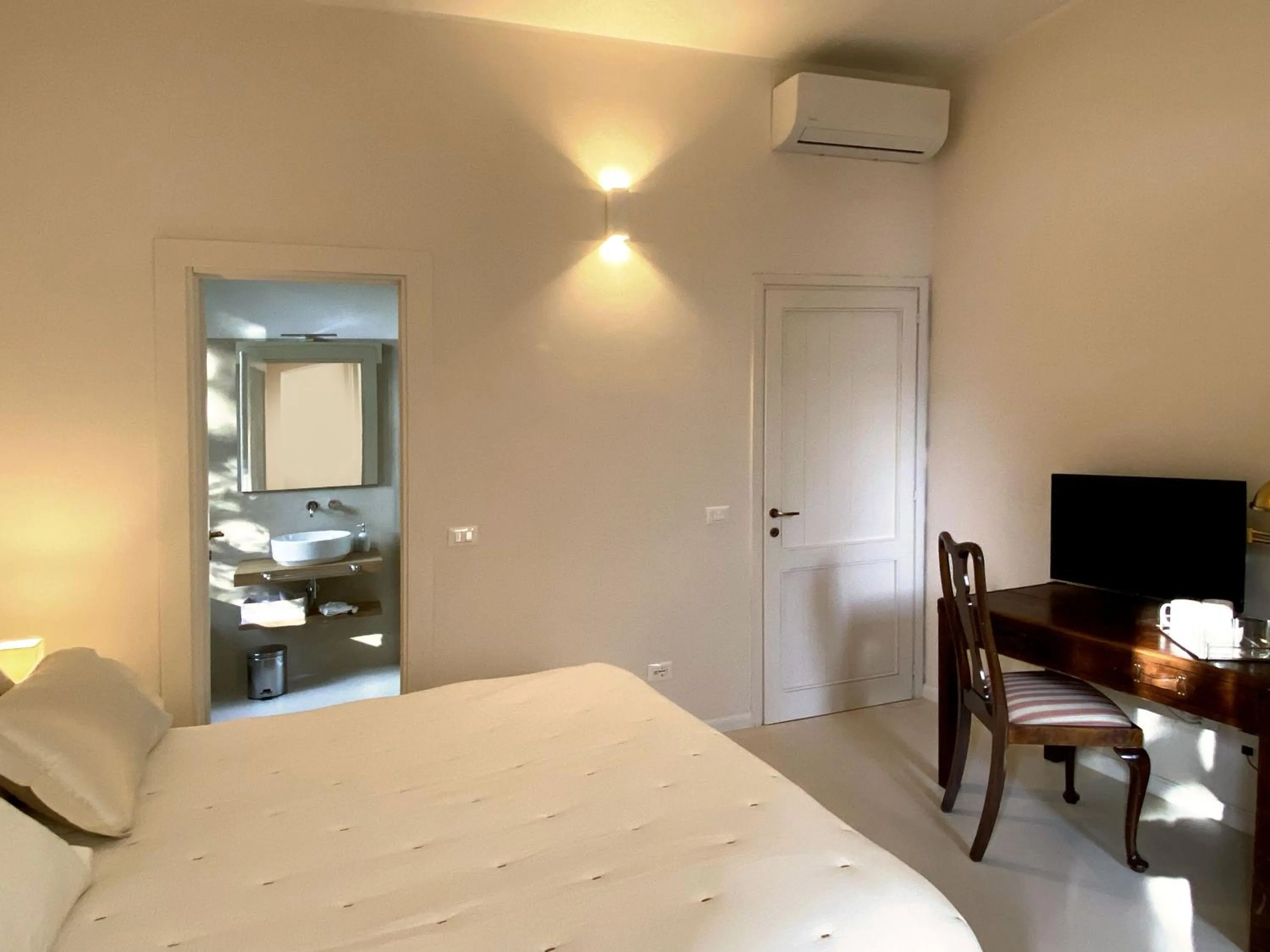 air conditioner, Bed in Villa Lina