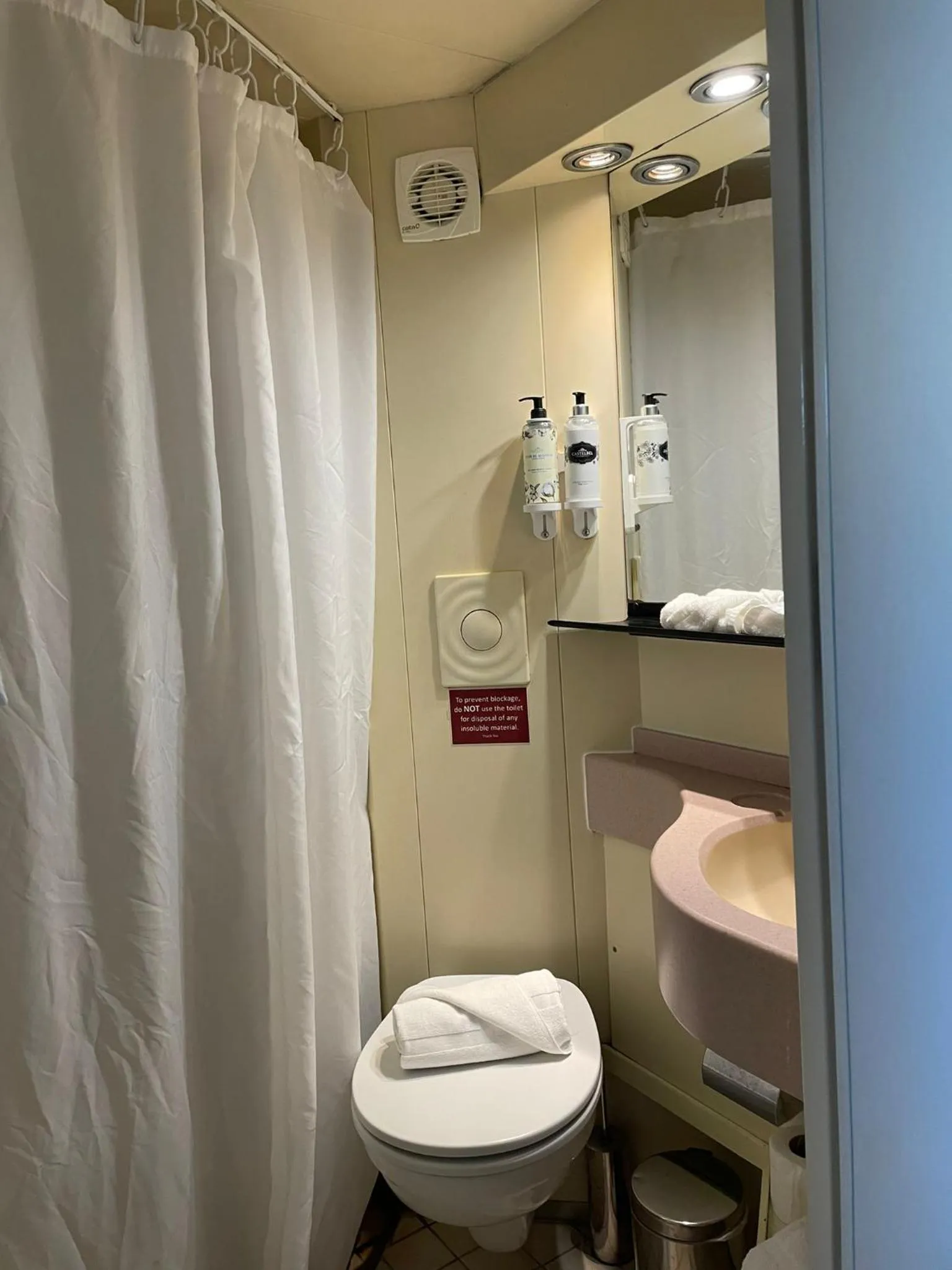 Bathroom in Costa do Sal Hotel Boat Lounge