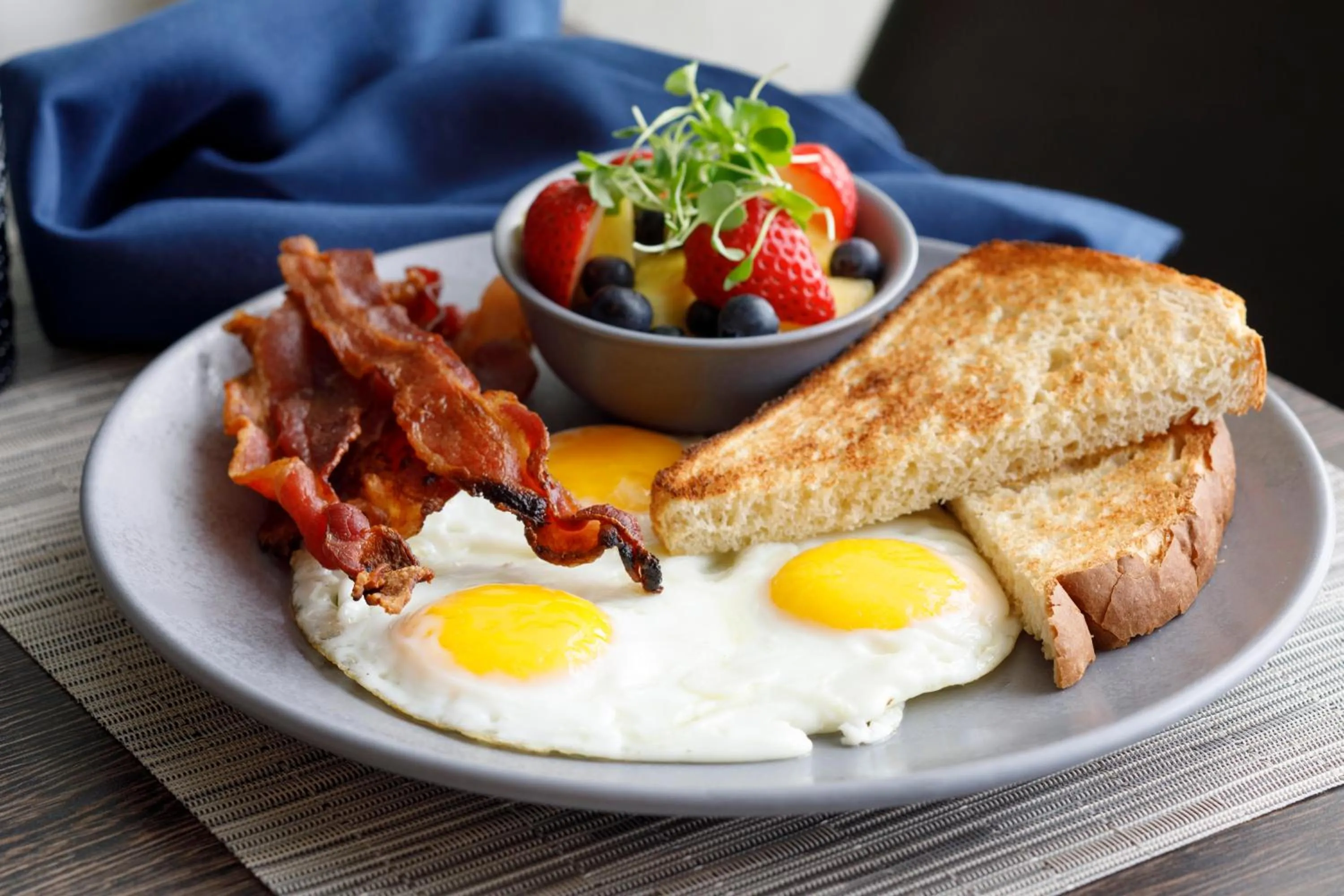 Restaurant/places to eat in The LOOM Hotel, Tapestry Collection by Hilton