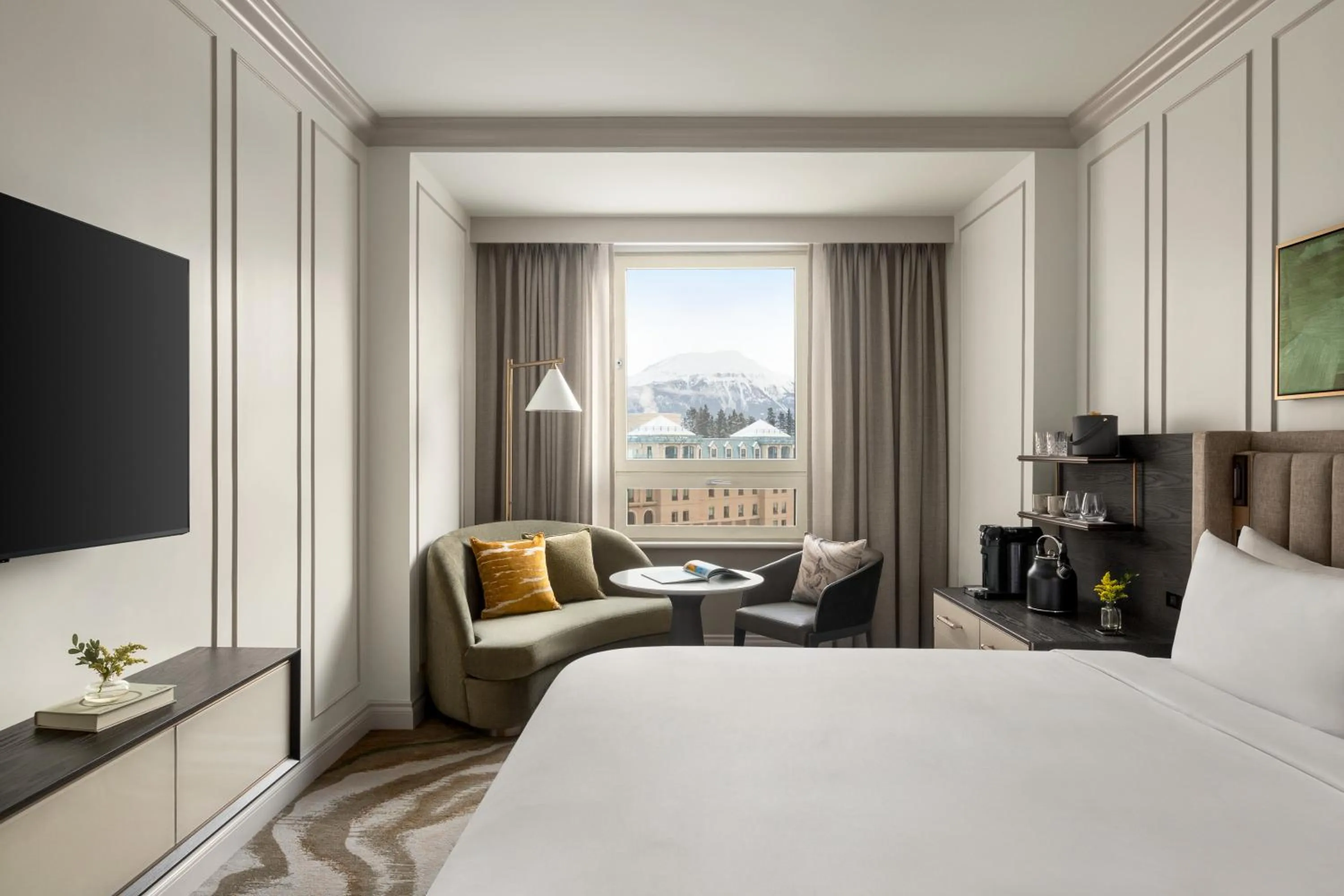 Bed in Fairmont Château Lake Louise