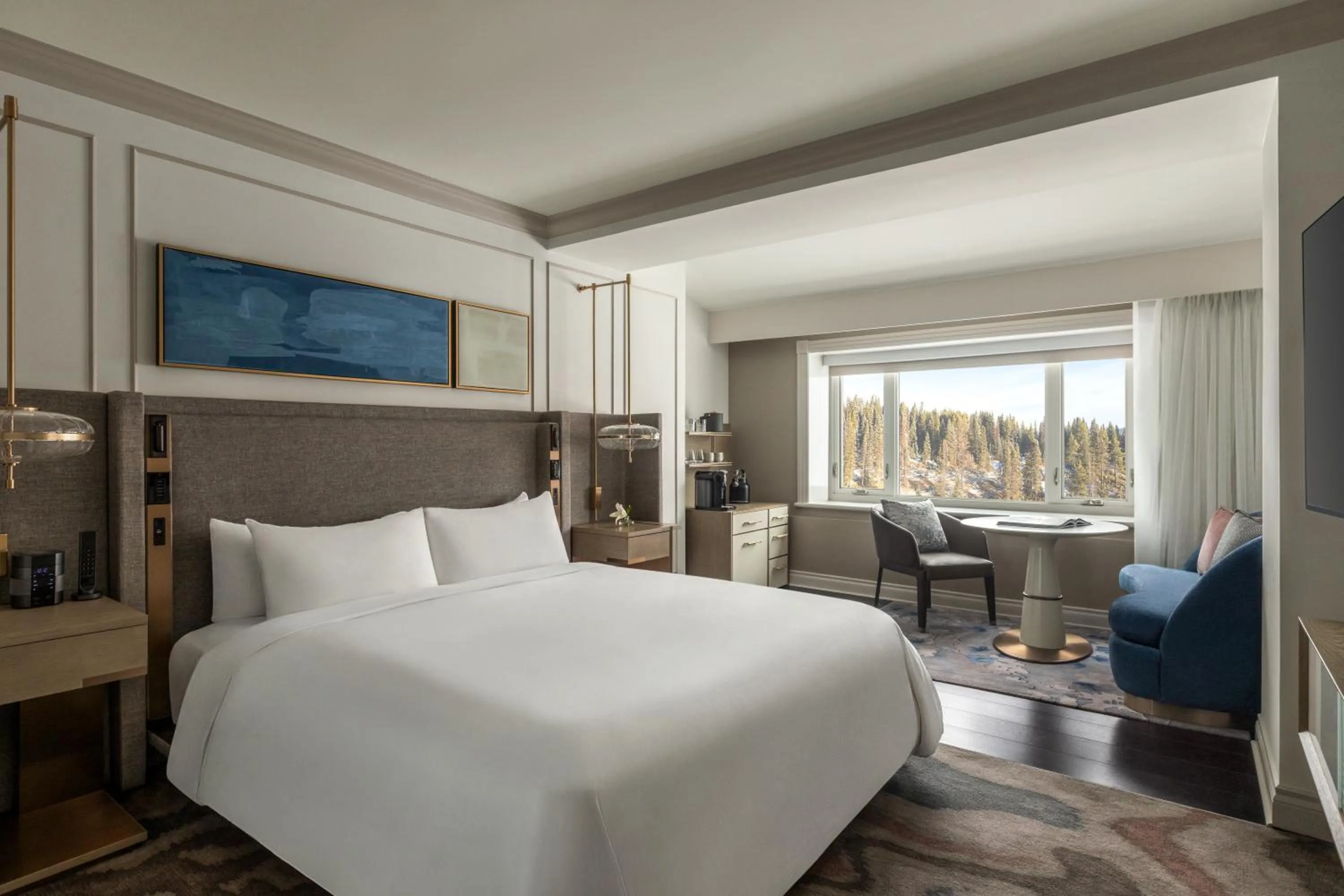 Bed in Fairmont Château Lake Louise