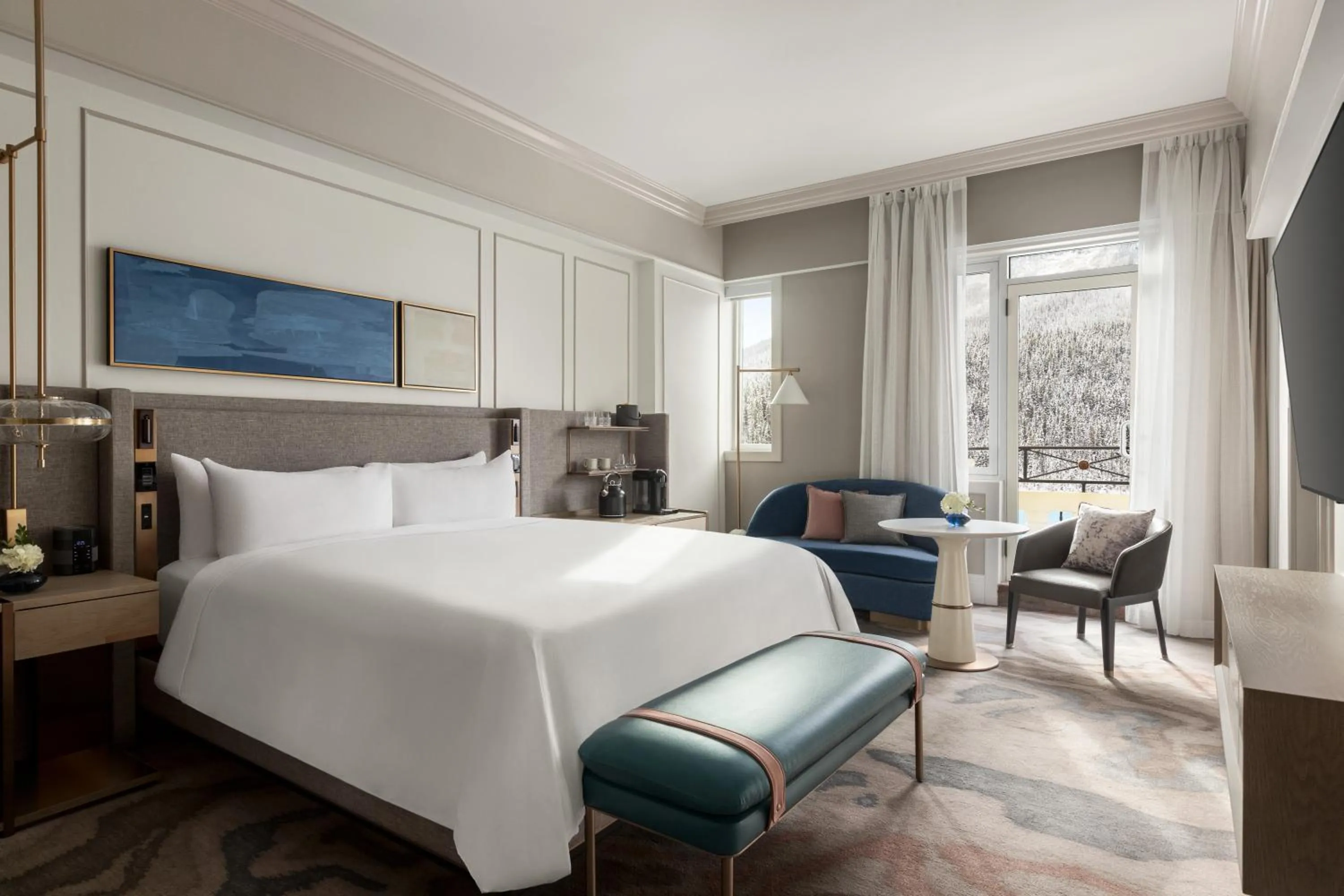 Bed in Fairmont Château Lake Louise