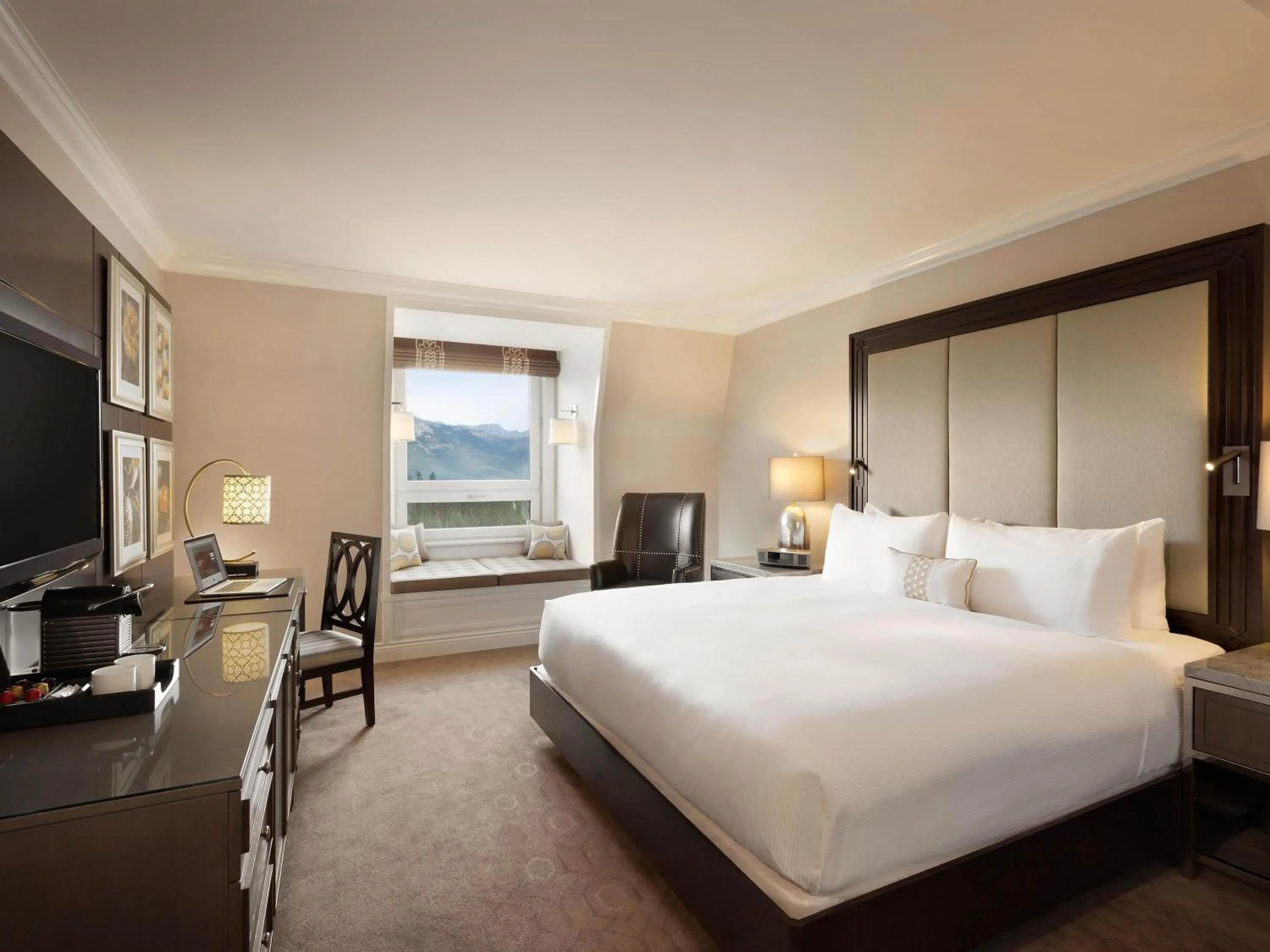 Bedroom, Bed in Fairmont Château Lake Louise