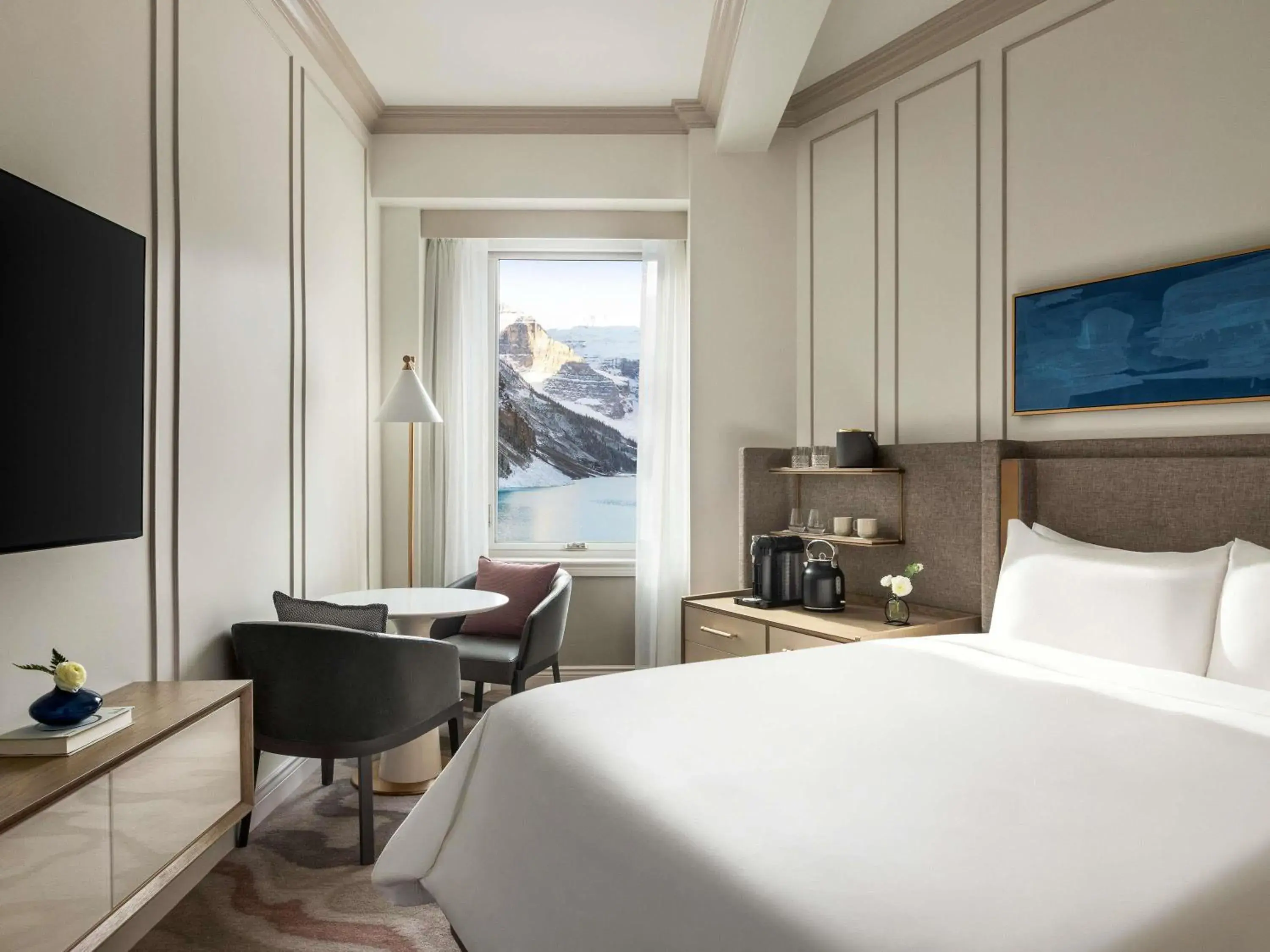 Fairmont Lakeview Queen Room in Fairmont Château Lake Louise Fairmont Lakeview Queen Room in Fairmont Château Lake Louise
