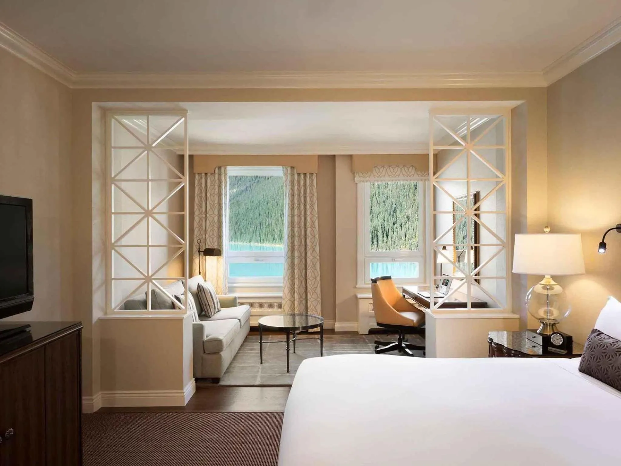 Bedroom, Bed in Fairmont Château Lake Louise