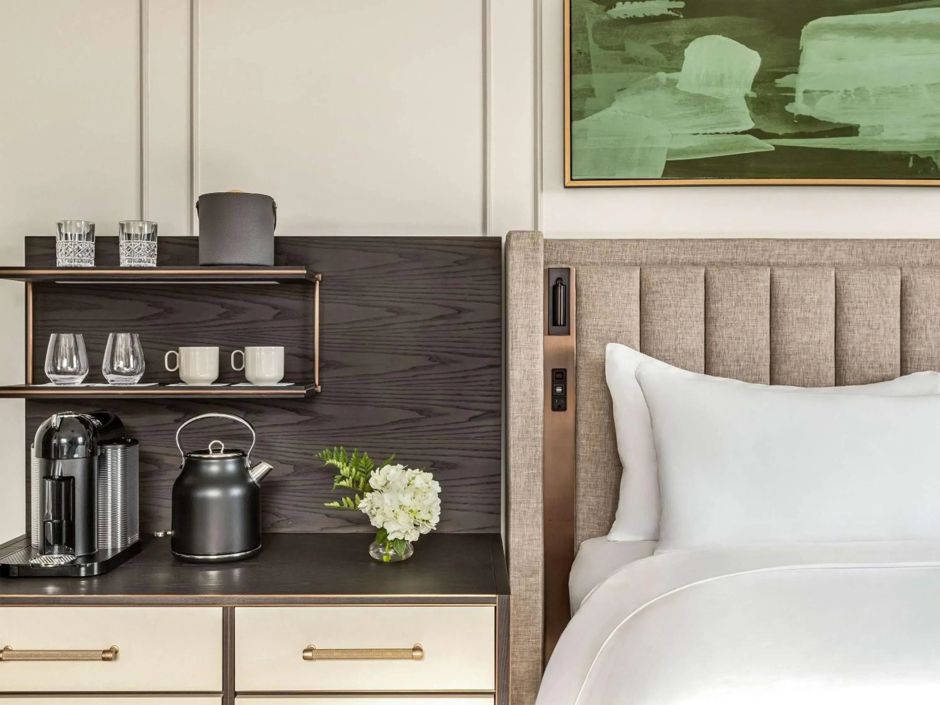 Fairmont Queen Room in Fairmont Château Lake Louise Fairmont Queen Room in Fairmont Château Lake Louise