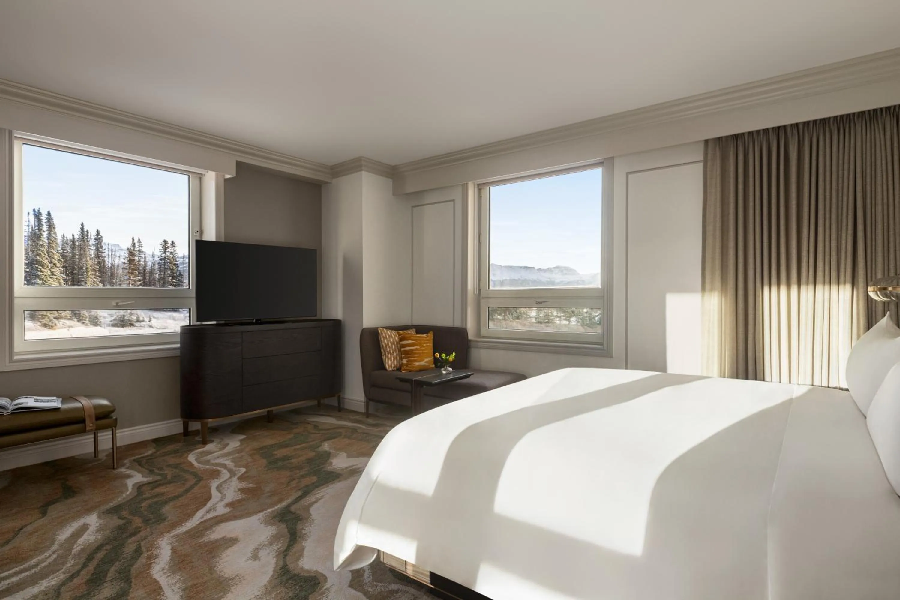 Bed in Fairmont Château Lake Louise