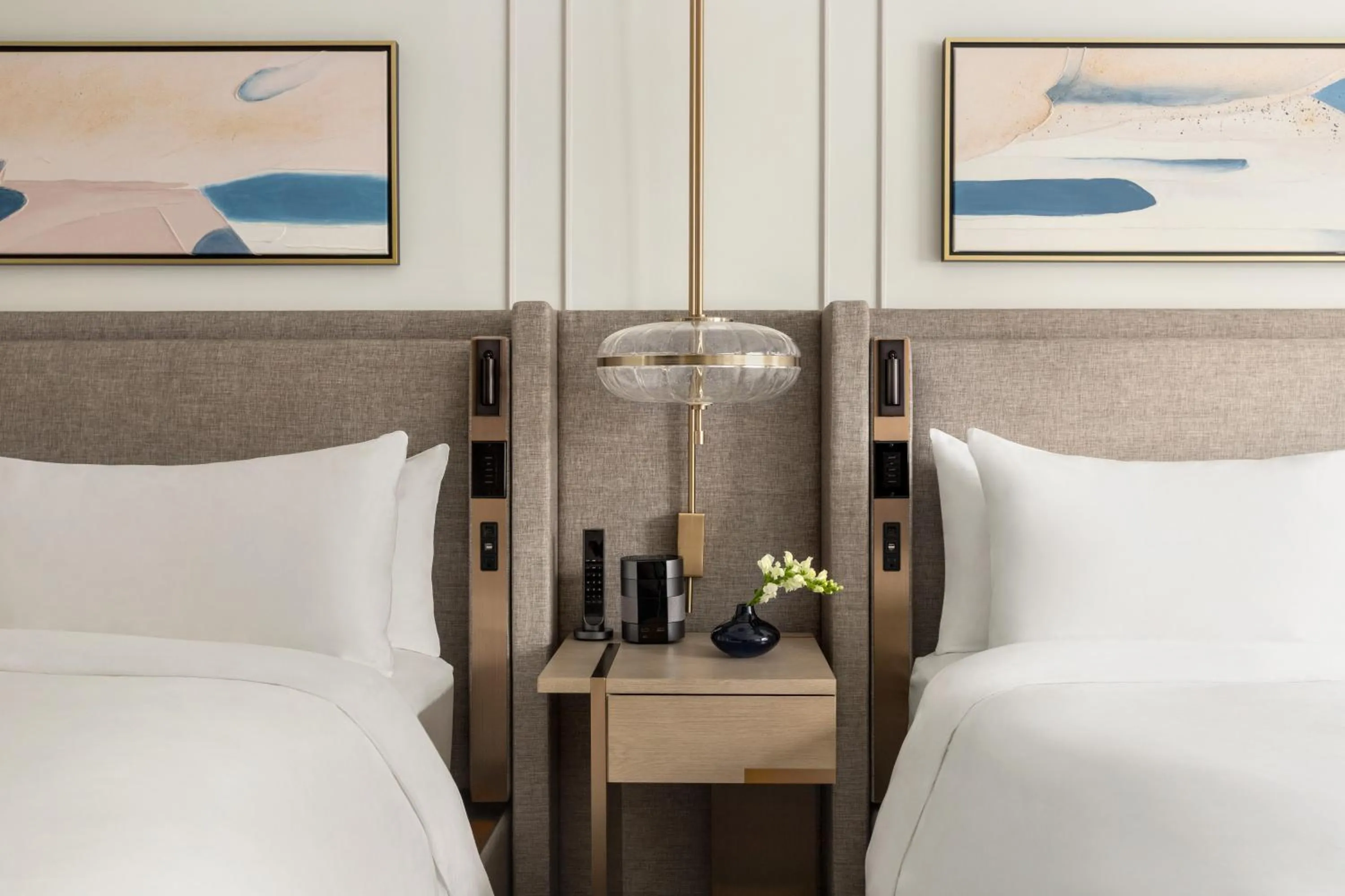 Bed in Fairmont Château Lake Louise