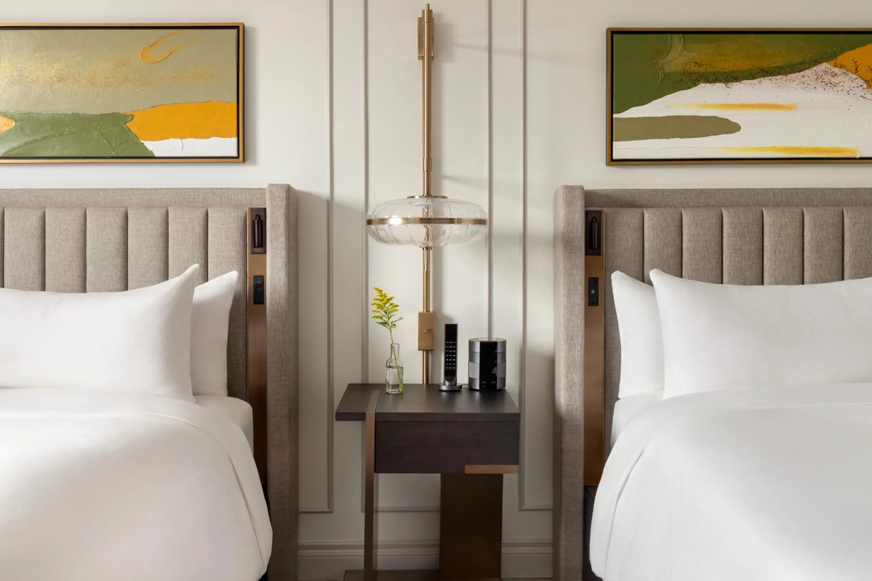 Bed in Fairmont Château Lake Louise