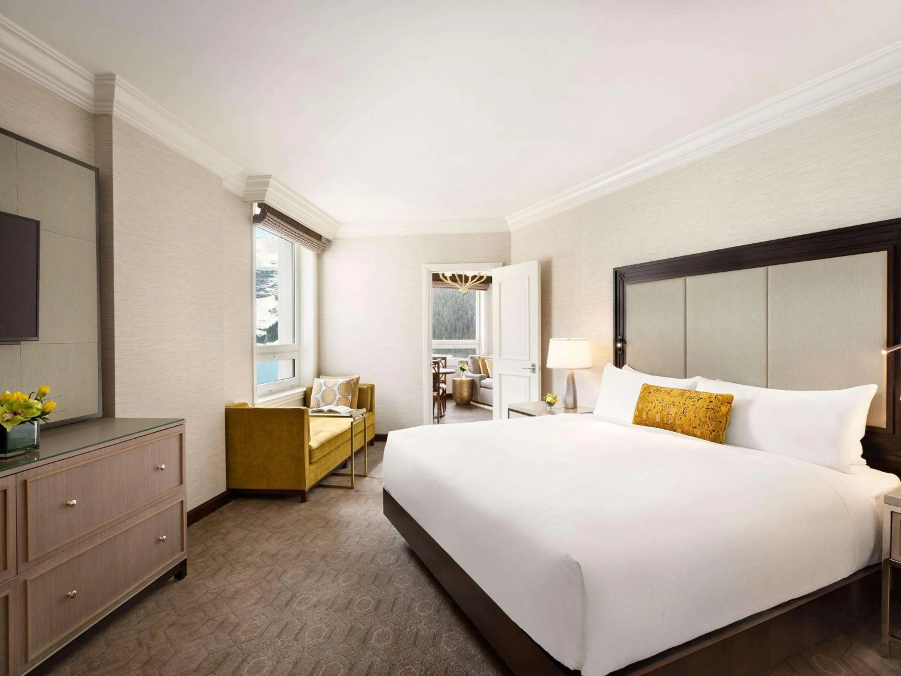 Bedroom, Bed in Fairmont Château Lake Louise