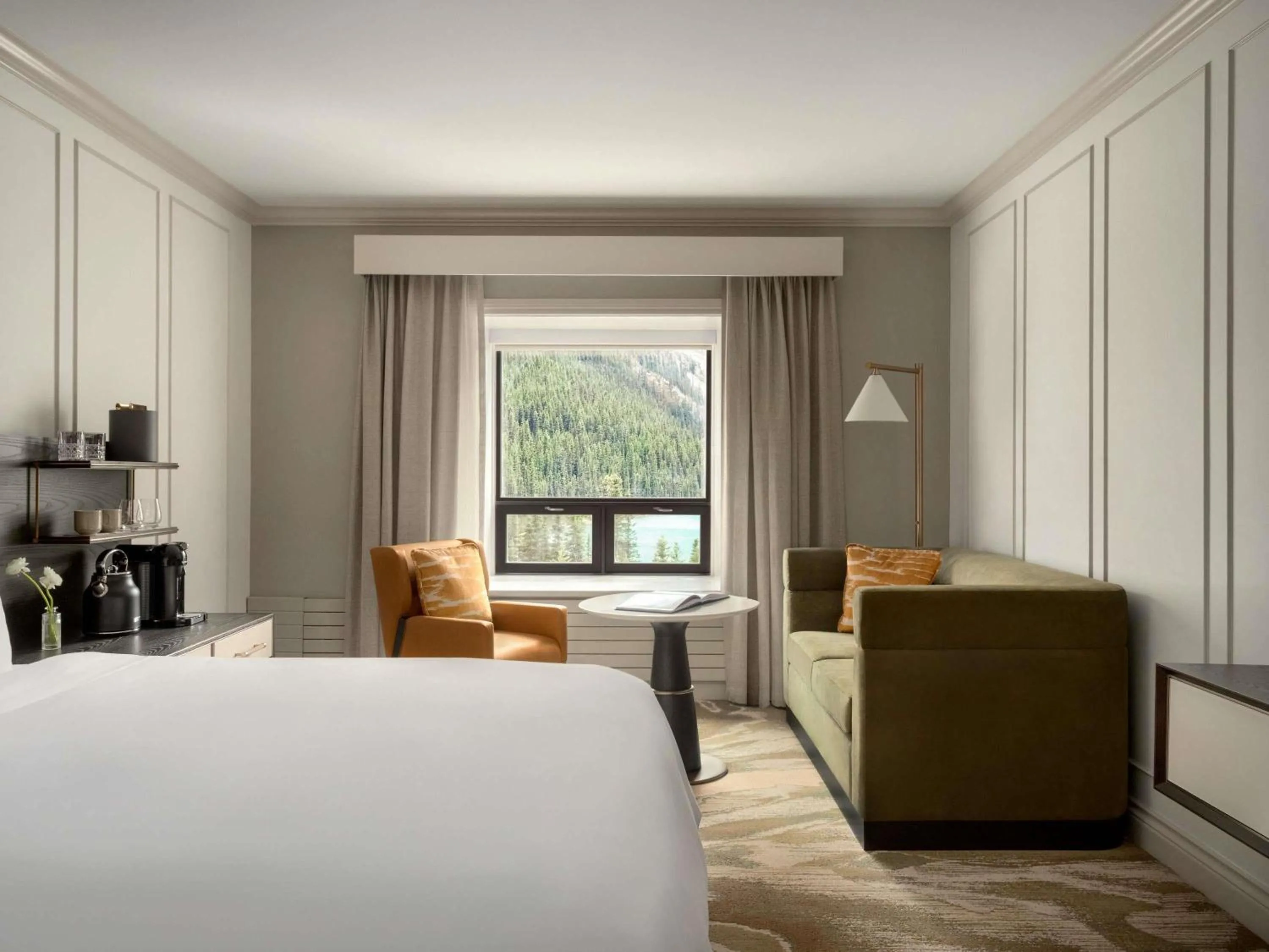 Bedroom, Bed in Fairmont Château Lake Louise