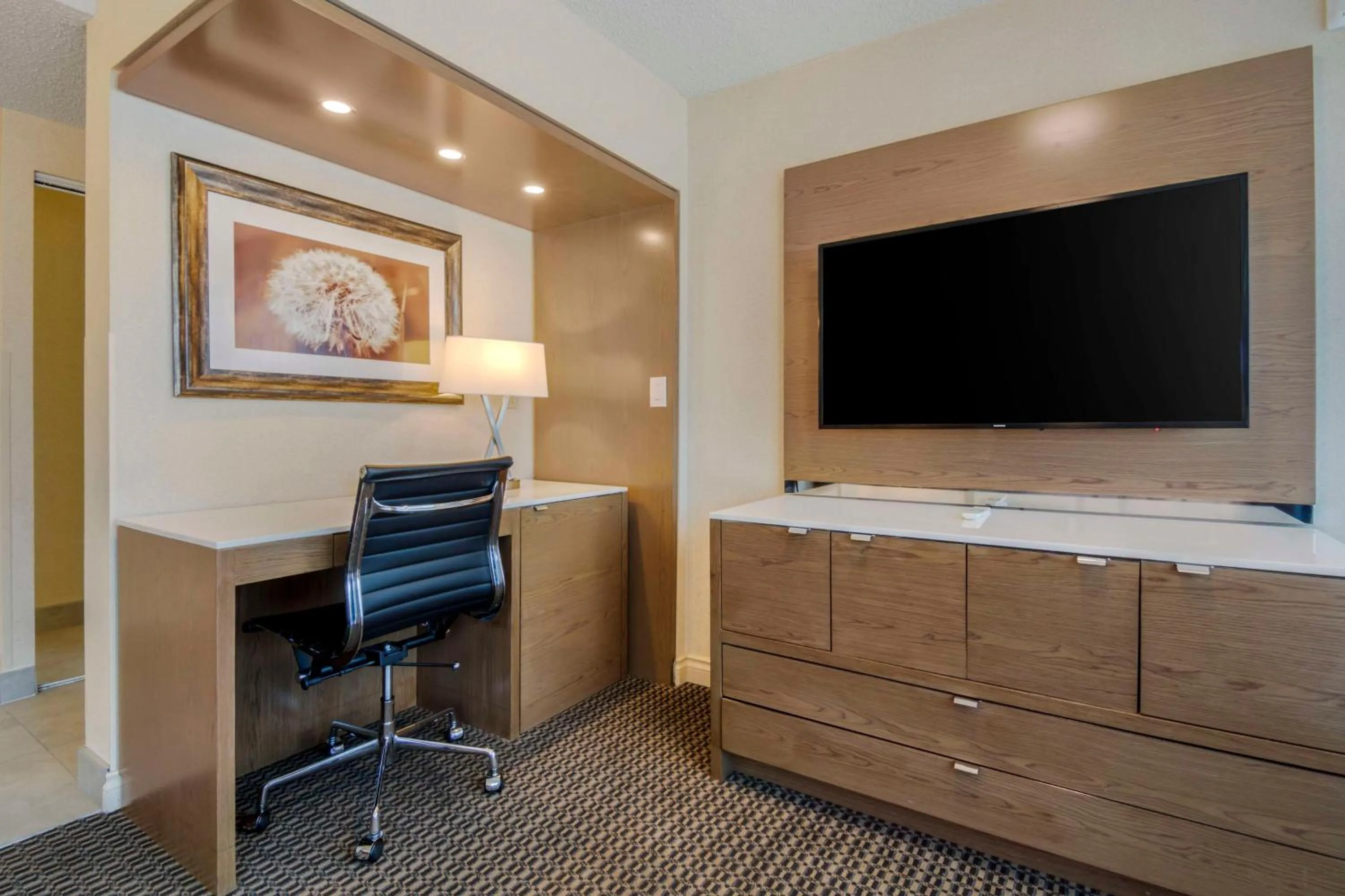 Bedroom in Best Western Premier Chateau Granville Hotel & Suites & Conference Centre