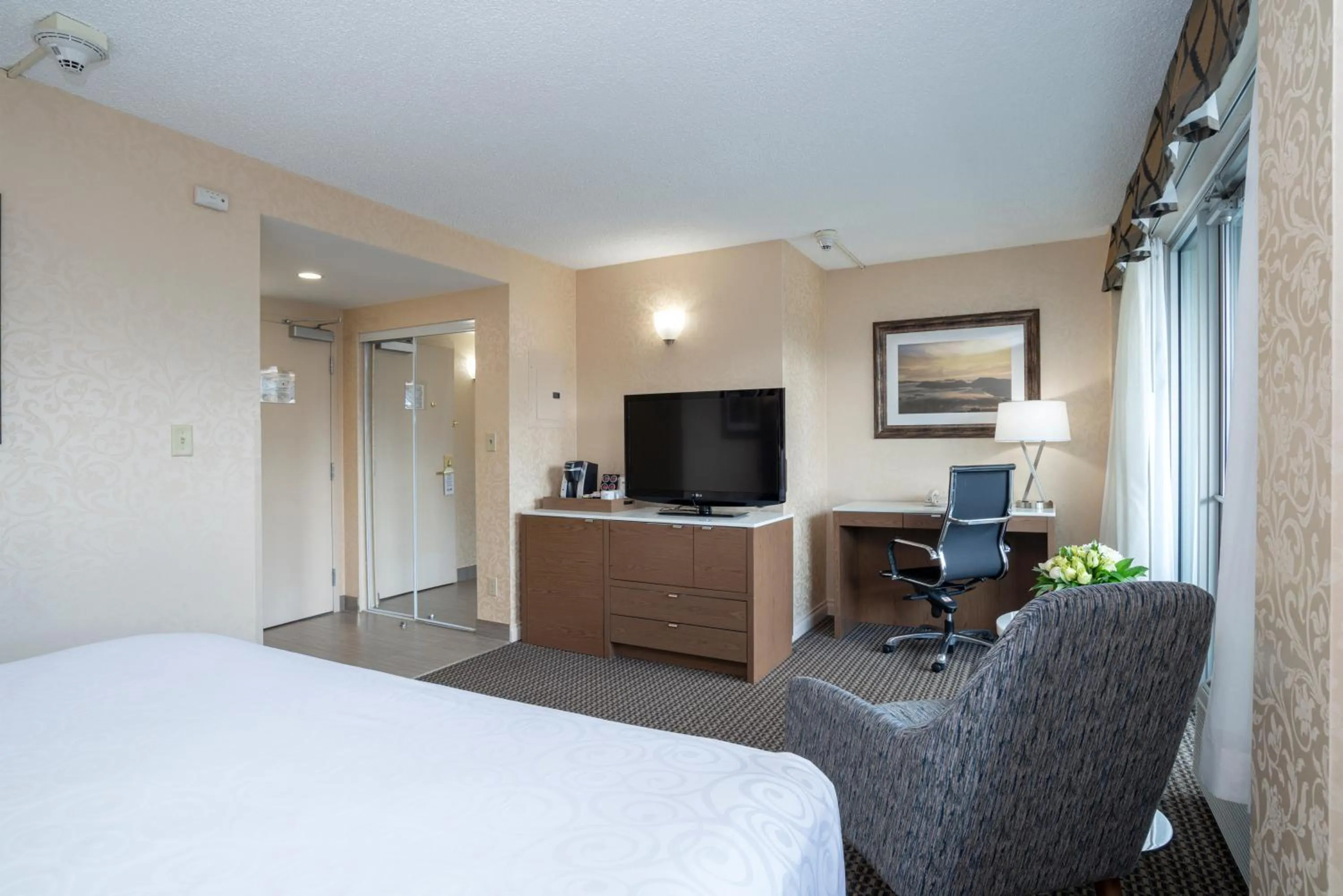 TV and multimedia, Bed in Best Western Premier Chateau Granville Hotel & Suites & Conference Centre
