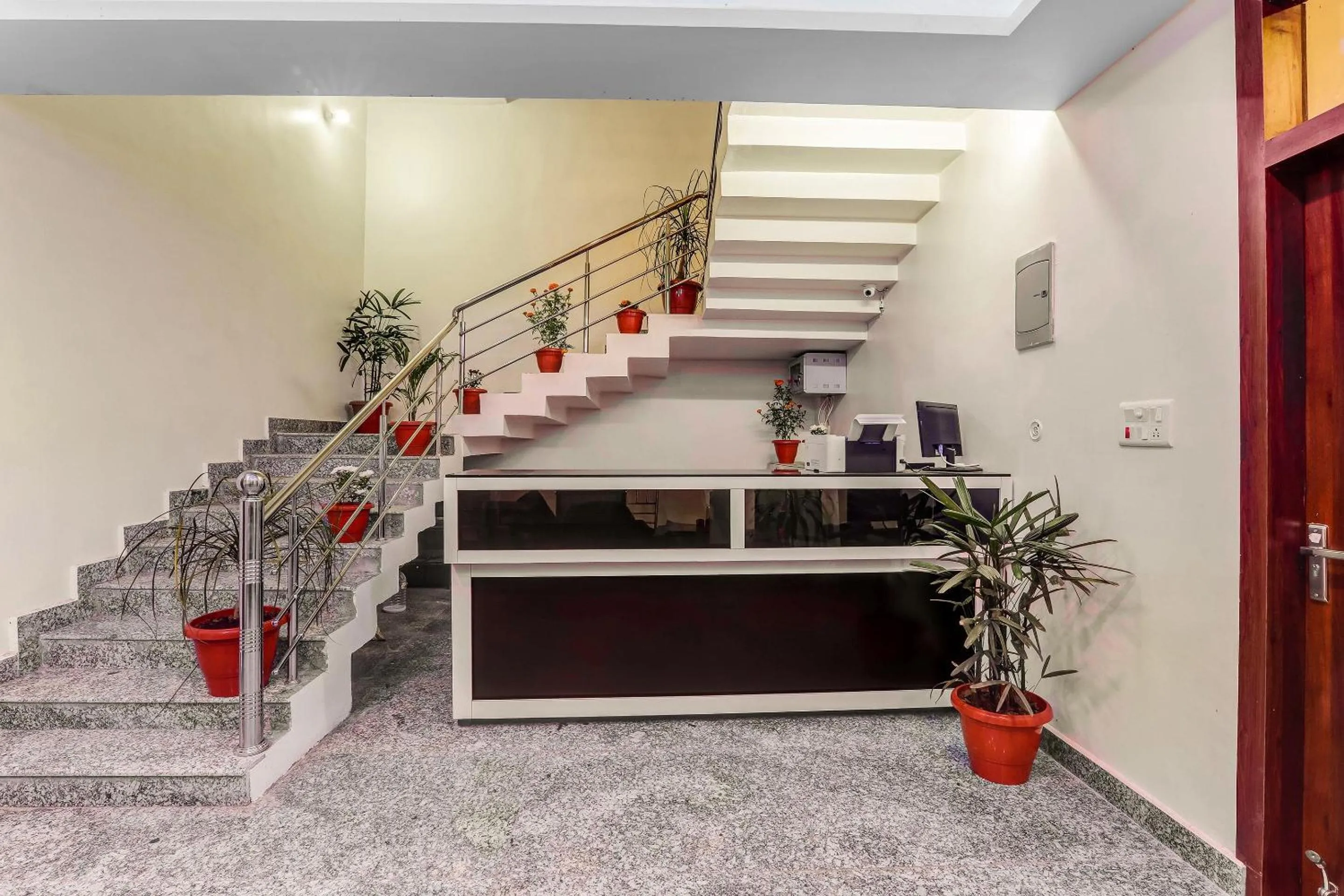 Lobby or reception in Super Collection O Yamuna Palace Near Gomti Riverfront Park