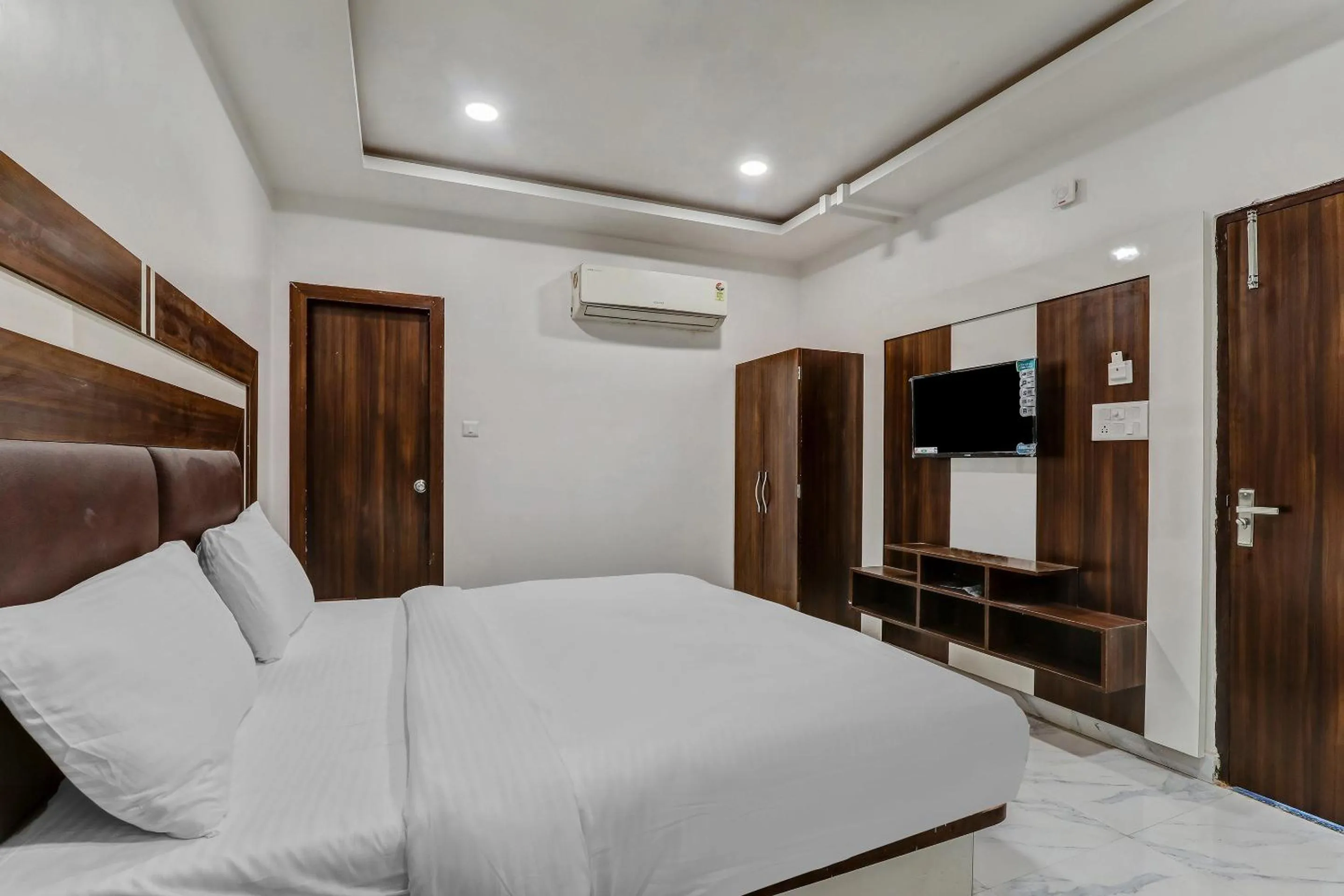 Bedroom, Bed in Super Collection O Yamuna Palace Near Gomti Riverfront Park