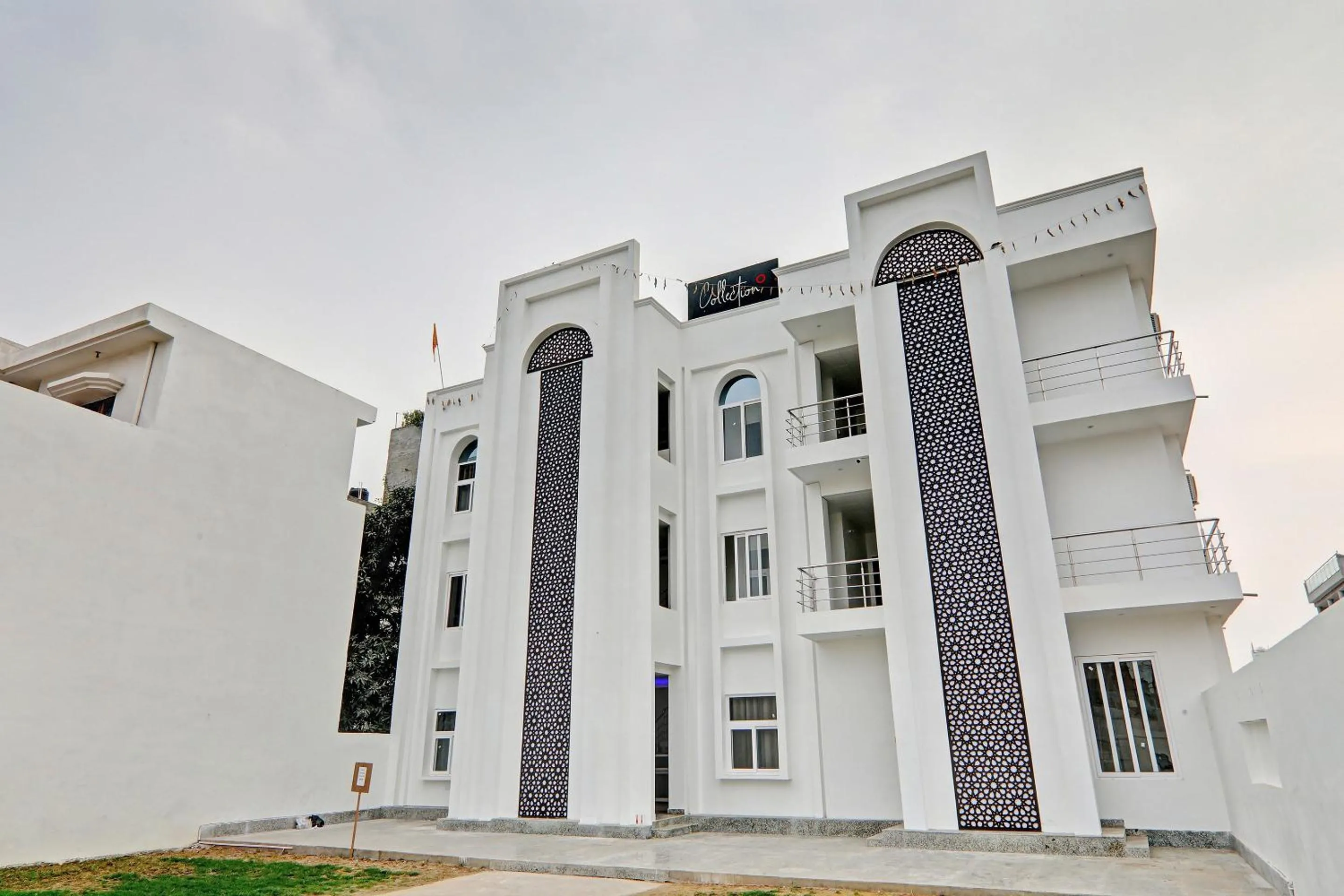 Collection O Yamuna Palace Near Gomti Riverfront Park